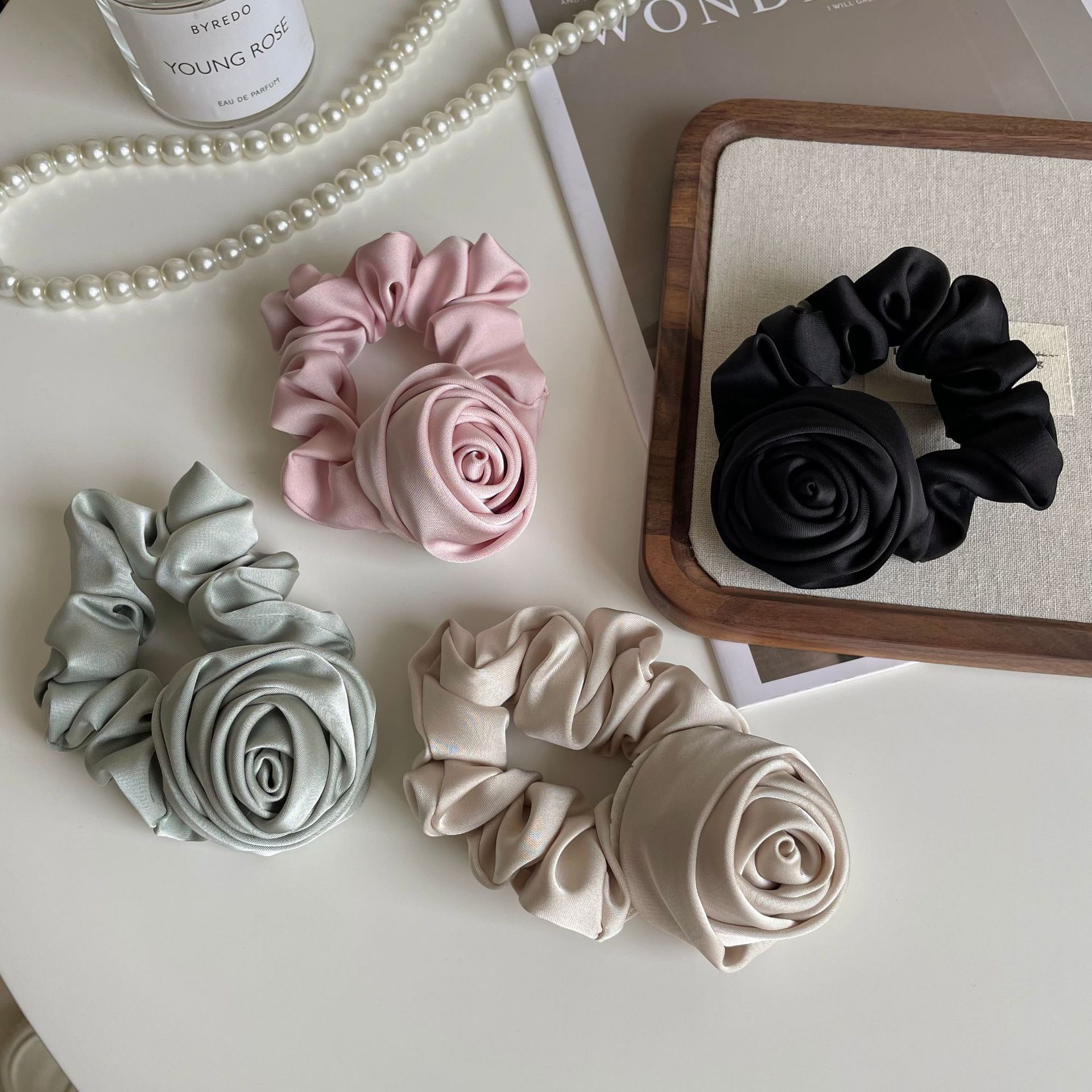 JSstarのローズモチーフ シュシュ 全4色 ヘアゴム 薔薇 サテン 普段使い 無地 黒 緑 ヘアアクセサリー 髪留め パーティー大人可愛い キュート ヘアアレンジ アップスタイル レディース プレゼント 大人 00429｜アングル3