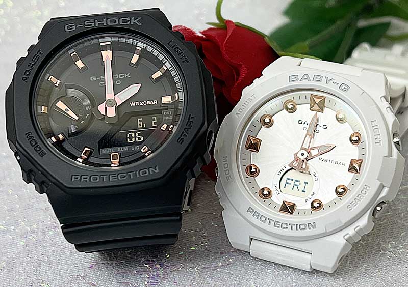 ・常時在庫しておりますG-SHOCK&amp;Baby-G ・発送は365日毎日しております ・500セット以上の品揃えは当店だけ ・専用のカシオペアケース ・シーンにあったラッピンクとメッセージカードも用意してます ・ご自身の希望モデルを組み合わせも可能です カシオのペアだから「カシオペア」 カシオペアを贈って幸せになりましょう ブランド G-SHOCK(ジーショック) 型番 GMA-S2100-1AJF ケースの形状 八角形 風防素材 ミネラル 表示タイプ アナデジ 留め金 タングバックル ケース素材 樹脂 ケース直径・幅 42.9 ミリ ケース厚 11.2 ミリ バンド素材・タイプ 樹脂 バンドサイズ 男性用標準 バンド幅 24.4 ミリ バンドカラー ブラック ベゼル素材 樹脂 ベゼル機能 固定ベゼル カレンダー機能 日付と曜日 本体重量 41 g 衝撃や振動に強い耐衝撃構造 液晶表示上に重なる時分針を一時的に退避させ、表示データを読み取りやすくする針退避機能 ムーブメント クォーツ メーカー保証 1年保証 防水仕様:20気圧防水機能 セット内容:本体、ボックス、取扱説明書、保証書は取扱説明書に付属 ブランド BABY-G(ベビージー) 型番 BGA-320-7A2JF ケースの形状 円形 風防素材 ミネラルガラス 表示タイプ アナデジ 留め金 タングバックル ケース素材 樹脂 ケース直径・幅 42.4 ミリ ケース厚 12.4 ミリ バンド素材・タイプ 樹脂 バンドカラー ホワイト 文字盤カラー ホワイトBR&gt; ベゼル素材 樹脂 ベゼル機能 固定ベゼル カレンダー機能 デイト その他 機能 ワールドタイム ストップウォッチ/タイマー/アラーム・時報 フルオートカレンダー/12・24時間制表示切替 /LEDライト 本体重量 35 g ムーブメント クォーツ 10気圧防水 メーカー保証 1年間 セット内容:本体、ボックス、取扱説明書、保証書は取扱説明書に付属 G-SHOCK&amp;BABY-Gペアウォッチは いつでもあなたの幸せを演出いたします 祝事 合格祝い 進学内祝い 成人式 御成人御祝 卒業記念品 卒業祝い 御卒業御祝 入学祝い 入学内祝い 中学校 高校 大学 就職祝い 社会人 御祝い 内祝い 引き出物 金婚式 銀婚式 御結婚お祝い ご結婚御祝い 御結婚御祝 結婚祝い 結婚内祝い 結婚式 誕生日 バースデー バースディ バースディー 昇進祝い 昇格祝い 就任 ウエディングギフト 結納 結納返し 結婚記念日 プチギフト プロポーズ 告白 バレンタインデー バレンタインデイ ホワイトデー ホワイトデイ ギフト プレゼント ハロウィーン サプライズイベント 親孝行 お返し 御礼 お礼 謝礼 御返し お返し お祝い返し 季節のご挨拶 御正月 お正月 御年賀 お年賀 御年始 母の日 父の日 御中元 お中元 敬老の日 クリスマス クリスマスプレゼント お歳暮 御歳暮 春夏秋冬 長寿のお祝い 還暦（かんれき） 還暦御祝い 還暦祝 祝還暦 華甲（かこう） 古希 法人向け 異動 転勤 定年退職 退職 転職 お餞別 贈答品 心ばかり 寸志 新歓 歓迎 送迎 新年会 忘年会 二次会 記念品 景品 転職祝い 送別会 ここが喜ばれてます ペアウォッチ ラッピング 手書きメッセージ 中の写真 上品 上質 高級 おしゃれ 可愛い かわいい 人気 おすすめこんな想いで… ありがとう ごめんね おめでとう 今までお世話になりました 祝福 これから よろしくお願いします 遅れてごめんねサプライズ 愛してる 君に夢中 気になっています こんな方に 夫 妻 恋人 両親 カップル 彼女 彼氏 お父さん お母さん 兄弟 姉妹 子供 おばあちゃん おじいちゃん 先生 職場 先輩 後輩 同僚 親友G-SHOCKとBaby-Gのペアウオッチです カシオのペアだから「カシオペア」 カシオペアを贈って幸せになりましょう 当店は1000セット以上G-SHOCKペアをご用意してます こちらです ↓