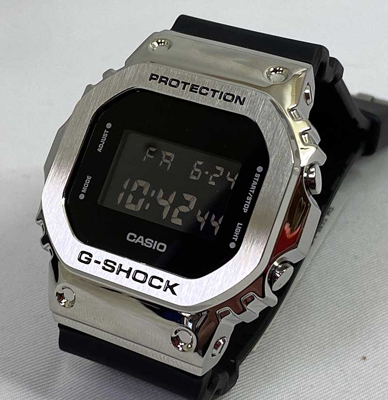 ブランドG-SHOCK(ジーショック) 型番GM-5600-1JF 発売年2019 ケースの形状長方形 風防素材ガラス 表示タイプデジタル表示 留め金タングバックル ケース素材樹脂 ケース直径・幅43.2 millimeters ケース厚12.9 millimeters バンド素材・タイプウレタン・ラバー系 バンドサイズ約14.5~21.5cm バンド幅26 millimeters バンドカラーブラック 文字盤カラーブラック カレンダー機能フルオートカレンダー、日付、曜日表示 その他 機能アラーム , LEDライト 本体重量73 g ムーブメントクォーツ メーカー保証1年間保証当店は1000セット以上G-SHOCKペアをご用意してます こちらです ↓