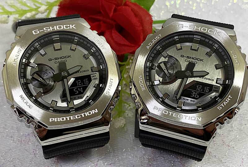 ・常時在庫しておりますG-SHOCK&amp;Baby-G ・発送は365日毎日しております ・1000セット以上の品揃えは当店だけ ・専用のカシオペアケース ・シーンにあったラッピンクとメッセージカードも用意してます ・ご自身の希望モデルを組み合わせも可能です ブランドG-SHOCK(ジーショック) 型番 GM-2100-1AJF ケースの形状 八角形 風防素材 ミネラルガラス 表示タイプ アナデジ 留め金 タングバックル ケース素材 樹脂 ケース直径・幅 44.4 millimeters ケース厚 11.8 millimeters バンド素材・タイプ 樹脂 バンドサイズ 男性用標準 バンド幅 26.1 millimeters バンドカラー ブラック 文字盤カラー グレー ベゼル素材 ステンレス鋼 ベゼル機能 固定ベゼル カレンダー機能 デイデイト 本体重量 72 g ムーブメント クォーツ メーカー保証1年 G-SHOCK&amp;BABY-Gペアウォッチは いつでもあなたの幸せを演出いたします 祝事 合格祝い 進学内祝い 成人式 御成人御祝 卒業記念品 卒業祝い 御卒業御祝 入学祝い 入学内祝い 中学校 高校 大学 就職祝い 社会人 御祝い 内祝い 引き出物 金婚式 銀婚式 御結婚お祝い ご結婚御祝い 御結婚御祝 結婚祝い 結婚内祝い 結婚式 誕生日 バースデー バースディ バースディー 昇進祝い 昇格祝い 就任 ウエディングギフト 結納 結納返し 結婚記念日 プチギフト プロポーズ 告白 バレンタインデー バレンタインデイ ホワイトデー ホワイトデイ ギフト プレゼント ハロウィーン サプライズイベント 親孝行 お返し 御礼 お礼 謝礼 御返し お返し お祝い返し 季節のご挨拶 御正月 お正月 御年賀 お年賀 御年始 母の日 父の日 御中元 お中元 敬老の日 クリスマス クリスマスプレゼント お歳暮 御歳暮 春夏秋冬 長寿のお祝い 還暦（かんれき） 還暦御祝い 還暦祝 祝還暦 華甲（かこう） 古希 法人向け 異動 転勤 定年退職 退職 転職 お餞別 贈答品 心ばかり 寸志 新歓 歓迎 送迎 新年会 忘年会 二次会 記念品 景品 転職祝い 送別会 ここが喜ばれてます ペアウォッチ ラッピング 手書きメッセージ 中の写真 上品 上質 高級 おしゃれ 可愛い かわいい 人気 おすすめこんな想いで… ありがとう ごめんね おめでとう 今までお世話になりました 祝福 これから よろしくお願いします 遅れてごめんねサプライズ 愛してる 君に夢中 気になっています こんな方に 夫 妻 恋人 両親 カップル 彼女 彼氏 お父さん お母さん 兄弟 姉妹 子供 おばあちゃん おじいちゃん 先生 職場 先輩 後輩 同僚 親友