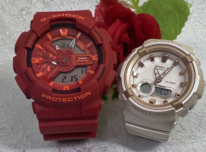 ・常時在庫しておりますG-SHOCK&amp;Baby-G ・発送は365日毎日しております ・1000セット以上の品揃えは当店だけ ・専用のカシオペアケース ・シーンにあったラッピンクとメッセージカードも用意してます ・ご自身の希望モデルを組み合わせも可能です ブランドG-SHOCK(ジーショック) 型番GA-110AC-4AJF ケースの形状ラウンドフェイス 風防素材無機ガラス 表示タイプ アナデジ表示 留め金バックル(尾錠) ケース素材合成樹脂 ケース直径・幅5.1 cm ケース厚16.9 mm バンド素材・タイプ樹脂 ベルトタイプ バンド長約14.5~21.5cm バンド幅20 mm バンドカラーレッド 文字盤カラーレッド カレンダー機能日付曜日表示 その他 機能 ワールドタイム, ラップタイム , アラーム , LEDライト 本体重量73 g ムーブメント クオーツ 耐水圧200 m ブランド BABY-G(ベビージー) 型番 BGA-280BA-4AJF ケースの形状 円形 風防素材 ミネラルガラス 表示タイプ アナデジ 留め金 タングバックル ケース素材 樹脂 ケース直径・幅 43.4 millimeters ケース厚 14.8 millimeters バンド素材・タイプ 樹脂 バンドサイズ 125mm-180mm バンド幅 23.4 millimeters バンドカラー ピンクベージュ 文字盤カラー ベージュ ベゼル素材 樹脂 ベゼル機能 固定ベゼル カレンダー機能 デイト 本体重量 42 g ムーブメント クォーツ メーカー保証 1年間保証 セット内容:本体、その他、取扱説明書、保証書は取扱説明書に付属 G-SHOCK&amp;BABY-Gペアウォッチは いつでもあなたの幸せを演出いたします 祝事 合格祝い 進学内祝い 成人式 御成人御祝 卒業記念品 卒業祝い 御卒業御祝 入学祝い 入学内祝い 中学校 高校 大学 就職祝い 社会人 御祝い 内祝い 引き出物 金婚式 銀婚式 御結婚お祝い ご結婚御祝い 御結婚御祝 結婚祝い 結婚内祝い 結婚式 誕生日 バースデー バースディ バースディー 昇進祝い 昇格祝い 就任 ウエディングギフト 結納 結納返し 結婚記念日 プチギフト プロポーズ 告白 バレンタインデー バレンタインデイ ホワイトデー ホワイトデイ ギフト プレゼント ハロウィーン サプライズイベント 親孝行 お返し 御礼 お礼 謝礼 御返し お返し お祝い返し 季節のご挨拶 御正月 お正月 御年賀 お年賀 御年始 母の日 父の日 御中元 お中元 敬老の日 クリスマス クリスマスプレゼント お歳暮 御歳暮 春夏秋冬 長寿のお祝い 還暦（かんれき） 還暦御祝い 還暦祝 祝還暦 華甲（かこう） 古希 法人向け 異動 転勤 定年退職 退職 転職 お餞別 贈答品 心ばかり 寸志 新歓 歓迎 送迎 新年会 忘年会 二次会 記念品 景品 転職祝い 送別会 ここが喜ばれてます ペアウォッチ ラッピング 手書きメッセージ 中の写真 上品 上質 高級 おしゃれ 可愛い かわいい 人気 おすすめこんな想いで… ありがとう ごめんね おめでとう 今までお世話になりました 祝福 これから よろしくお願いします 遅れてごめんねサプライズ 愛してる 君に夢中 気になっています こんな方に 夫 妻 恋人 両親 カップル 彼女 彼氏 お父さん お母さん 兄弟 姉妹 子供 おばあちゃん おじいちゃん 先生 職場 先輩 後輩 同僚 親友