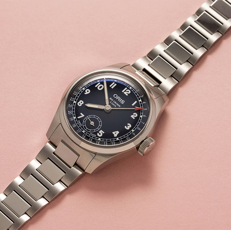 時計のジュエリータイム ムラタの【1904年から変わらぬ、ヘルシュタインの誇り】オリス腕時計 ORIS オリスビッグクラウンポインターデイトキャリバー403 メンズ レデイス 403.7776.4065M オリス開発のクラスプ使用 洗練されたミッドナイトブルー文字盤 国内正規10年保証 5日間パワーリザーブ｜アングル3