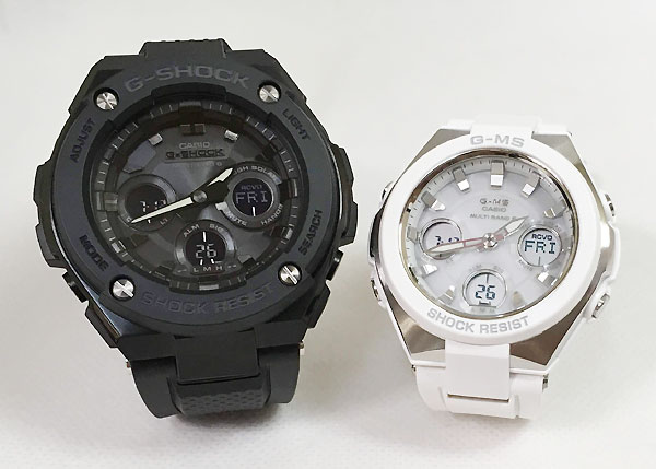 ・常時在庫しておりますG-SHOCK&amp;Baby-G ・発送は365日毎日しております ・1000セット以上の品揃えは当店だけ ・専用のカシオペアケース ・シーンにあったラッピンクとメッセージカードも用意してます ・ご自身の希望モデルを組み合わせも可能です カシオのペアだから「カシオペア」 カシオペアを贈って幸せになりましょう 当店は男女別々のデザインでも柔軟にペアを組んでます もしここにはない男女別々のペアがご希望の場合はお問い合わせください 柔軟にペアを組ませていただきます 店長　村田秀幸 ブランド G-SHOCK(ジーショック) 型番 GST-W300G-1A1JF ケースの形状 ラウンドフェイス 風防素材 ミネラルガラス 表示タイプ アナデジ表示 留め金 バックル(尾錠) ケース素材 合成樹脂 ケース直径・幅 49.3 mm ケース厚 15.3 mm バンド素材・タイプ ウレタン・ラバー系 ベルトタイプ バンドカラー ブラック 文字盤カラー ブラック ベゼル素材 ステンレススチール カレンダー機能 フルオートカレンダー、日付、曜日表示 その他 機能 ソーラー電波時計 , ワールドタイム, アラーム , LEDライト , 夜光インデックス 本体重量 91 g 日常生活用強化防水:20BAR メーカー保証 1年間保証 セット内容:本体、ボックス、取扱説明書、保証書は取扱説明書に付属 ブランド Baby-G(ベビージー) 型番 MSG-W100-7AJF ケースの形状 ラウンドフェイス 風防素材 ミネラルガラス 表示タイプ アナデジ表示 留め金 バックル(尾錠) ケース素材 合成樹脂 ケース直径・幅 41 mm ケース厚 13.1 mm バンド素材・タイプ ウレタン・ラバー系 ベルトタイプ バンドカラー ホワイト 文字盤カラー ホワイト ベゼル素材 ステンレススチール カレンダー機能 フルオートカレンダー、日付、曜日表示 その他 機能 ソーラー電波時計 , ワールドタイム, アラーム , LEDライト 本体重量 41 g 日常生活用強化防水:10BAR メーカー保証 1年間保証 セット内容:本体、ボックス、保証書は取扱説明書に付属G-SHOCKとBaby-Gのペアウオッチです カシオのペアだから「カシオペア」 カシオペアを贈って幸せになりましょう 当店は1000セット以上G-SHOCKペアをご用意してます こちらです ↓