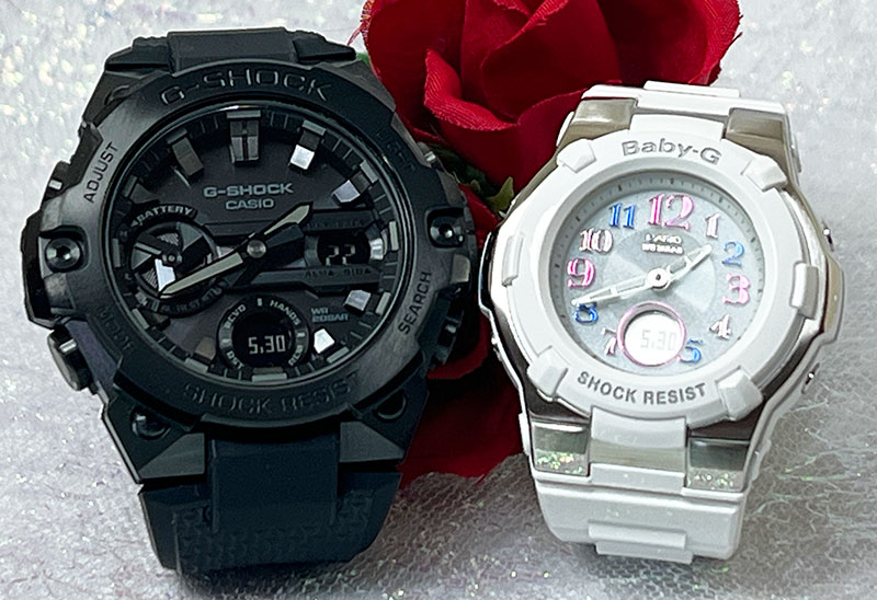 ・常時在庫しておりますG-SHOCK&amp;Baby-G ・発送は365日毎日しております ・1000セット以上の品揃えは当店だけ ・専用のカシオペアケース ・シーンにあったラッピンクとメッセージカードも用意してます ・ご自身の希望モデルを組み合わせも可能です 当店は男女別々のデザインでも柔軟にペアを組んでます もしここにはない男女別々のペアがご希望の場合はお問い合わせください 柔軟にペアを組ませていただきます 店長　村田秀幸 ブランドG-SHOCK(ジーショック) 型番GST-B400BB-1AJF ケースの形状円形 風防素材ミネラル 表示タイプアナデジ 留め金タングバックル ケース素材樹脂 ケース直径・幅49.6 millimeters ケース厚12.9 millimeters バンド素材・タイプ樹脂 バンドサイズ男性用標準 バンド幅28.2 millimeters バンドカラーブラック 文字盤カラーブラック ベゼル素材ステンレス鋼 ベゼル機能固定ベゼル カレンダー機能デイト その他 機能LEDライト , 対応スマートフォンとのBluetooth通信 ムーブメントクォーツ 耐水圧200 m メーカー保証1年 セット内容:本体、ボックス、取扱説明書、保証書は取扱説明書に付属 ブランド Baby-G(ベビージー) 型番 BGA-1100GR-7BJF 風防素材 無機ガラス 表示タイプ アナデジ表示 留め金 バックル(尾錠) ケース素材 樹脂／ステンレススチール ケース直径・幅 39.8 mm ケース厚 12.9 mm バンド素材・タイプ 樹脂 ベルトタイプ バンドカラー ホワイト カレンダー機能 日付表示、曜日表示 その他 機能 ソーラー電波時計 , ワールドタイム, アラーム , LEDライト 本体重量 36 g 日常生活用強化防水:10BAR メーカー保証 1年間保証 セット内容:本体、その他、取扱説明書、保証書は取扱説明書に付属 G-SHOCK&amp;BABY-Gペアウォッチは いつでもあなたの幸せを演出いたします 祝事 合格祝い 進学内祝い 成人式 御成人御祝 卒業記念品 卒業祝い 御卒業御祝 入学祝い 入学内祝い 中学校 高校 大学 就職祝い 社会人 御祝い 内祝い 引き出物 金婚式 銀婚式 御結婚お祝い ご結婚御祝い 御結婚御祝 結婚祝い 結婚内祝い 結婚式 誕生日 バースデー バースディ バースディー 昇進祝い 昇格祝い 就任 ウエディングギフト 結納 結納返し 結婚記念日 プチギフト プロポーズ 告白 バレンタインデー バレンタインデイ ホワイトデー ホワイトデイ ギフト プレゼント ハロウィーン サプライズイベント 親孝行 お返し 御礼 お礼 謝礼 御返し お返し お祝い返し 季節のご挨拶 御正月 お正月 御年賀 お年賀 御年始 母の日 父の日 御中元 お中元 敬老の日 クリスマス クリスマスプレゼント お歳暮 御歳暮 春夏秋冬 長寿のお祝い 還暦（かんれき） 還暦御祝い 還暦祝 祝還暦 華甲（かこう） 古希 法人向け 異動 転勤 定年退職 退職 転職 お餞別 贈答品 心ばかり 寸志 新歓 歓迎 送迎 新年会 忘年会 二次会 記念品 景品 転職祝い 送別会 ここが喜ばれてます ペアウォッチ ラッピング 手書きメッセージ 中の写真 上品 上質 高級 おしゃれ 可愛い かわいい 人気 おすすめこんな想いで… ありがとう ごめんね おめでとう 今までお世話になりました 祝福 これから よろしくお願いします 遅れてごめんねサプライズ 愛してる 君に夢中 気になっています こんな方に 夫 妻 恋人 両親 カップル 彼女 彼氏 お父さん お母さん 兄弟 姉妹 子供 おばあちゃん おじいちゃん 先生 職場 先輩 後輩 同僚 親友