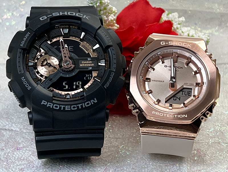 ・常時在庫しておりますG-SHOCK ・発送は365日毎日しております ・500セット以上の品揃えは当店だけ ・専用のカシオペアケース ・シーンにあったラッピンクとメッセージカードも用意してます ・ご自身の希望モデルを組み合わせも可能です ブランド　G-SHOCK(ジーショック) 型番GA-110RG-1AJF 風防素材無機ガラス 表示タイプ多針アナログ表示 留め金バックル(尾錠) ケース素材合成樹脂 ケース直径・幅5.1 cm ケース厚16.9 mm バンド素材・タイプ樹脂 ベルトタイプ バンドカラーブラック 文字盤カラーブラック カレンダー機能日付曜日 その他 機能アラーム , LEDライト 本体重量73 g ムーブメントクォーツ 日常生活用強化防水:20BAR メーカー保証1年間保証 セット内容:本体、ボックス、取扱説明書、保証書は取扱説明書に付属 カシオ腕時計 ジーショック 国内正規品ミッドサイズモデル メタルカバード バイオマスプラスチック採用 GM-S2110PG-4AJF レディース ピンク 型番 GM-S2110PG-4AJF ケースの形状 八角形 風防素材 ミネラルガラス 表示タイプ アナデジ 留め金 タングバックル ケース素材 樹脂 ケース直径・幅 40.5 millimeters ケース厚 11 millimeters バンド素材・タイプ 樹脂 バンドサイズ 145mm-190mm バンド幅 22.8 millimeters バンドカラー ピンク 文字盤カラー ピンクゴールド ベゼル素材 ステンレス鋼 ベゼル機能 固定ベゼル カレンダー機能 デイト 本体重量 56 g ムーブメント クォーツ メーカー保証 一年間保証 セット内容:本体、ボックス、取扱説明書、保証書は取扱説明書に付属 G-SHOCK&amp;BABY-Gペアウォッチは いつでもあなたの幸せを演出いたします 祝事 合格祝い 進学内祝い 成人式 御成人御祝 卒業記念品 卒業祝い 御卒業御祝 入学祝い 入学内祝い 中学校 高校 大学 就職祝い 社会人 御祝い 内祝い 引き出物 金婚式 銀婚式 御結婚お祝い ご結婚御祝い 御結婚御祝 結婚祝い 結婚内祝い 結婚式 誕生日 バースデー バースディ バースディー 昇進祝い 昇格祝い 就任 ウエディングギフト 結納 結納返し 結婚記念日 プチギフト プロポーズ 告白 バレンタインデー バレンタインデイ ホワイトデー ホワイトデイ ギフト プレゼント ハロウィーン サプライズイベント 親孝行 お返し 御礼 お礼 謝礼 御返し お返し お祝い返し 季節のご挨拶 御正月 お正月 御年賀 お年賀 御年始 母の日 父の日 御中元 お中元 敬老の日 クリスマス クリスマスプレゼント お歳暮 御歳暮 春夏秋冬 長寿のお祝い 還暦（かんれき） 還暦御祝い 還暦祝 祝還暦 華甲（かこう） 古希 法人向け 異動 転勤 定年退職 退職 転職 お餞別 贈答品 心ばかり 寸志 新歓 歓迎 送迎 新年会 忘年会 二次会 記念品 景品 転職祝い 送別会 ここが喜ばれてます ペアウォッチ ラッピング 手書きメッセージ 中の写真 上品 上質 高級 おしゃれ 可愛い かわいい 人気 おすすめこんな想いで… ありがとう ごめんね おめでとう 今までお世話になりました 祝福 これから よろしくお願いします 遅れてごめんねサプライズ 愛してる 君に夢中 気になっています こんな方に 夫 妻 恋人 両親 カップル 彼女 彼氏 お父さん お母さん 兄弟 姉妹 子供 おばあちゃん おじいちゃん 先生 職場 先輩 後輩 同僚 親友G-SHOCKとBaby-Gのペアウオッチです カシオのペアだから「カシオペア」 カシオペアを贈って幸せになりましょう 当店は1000セット以上G-SHOCKペアをご用意してます こちらです ↓
