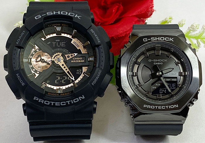 ・常時在庫しておりますG-SHOCK ・発送は365日毎日しております ・500セット以上の品揃えは当店だけ ・専用のカシオペアケース ・シーンにあったラッピンクとメッセージカードも用意してます ・ご自身の希望モデルを組み合わせも可能です ブランド G-SHOCK(ジーショック) 型番GA-110RG-1AJF ケース素材合成樹脂 ケース直径・幅5.1 cm ケース厚16.9 mm バンド素材・タイプ樹脂 ベルトタイプ カレンダー機能日付曜日 その他 機能アラーム , LEDライト 本体重量73 g ムーブメントクォーツ 日常生活用強化防水:20BAR メーカー保証1年間保証 セット内容:本体、ボックス、取扱説明書、保証書は取扱説明書に付属 ブランド G-SHOCK(ジーショック) 型番 GM-S2100B-8AJF ケースの形状 八角形 ミネラルガラス 表示タイプ アナデジ 留め金 タングバックル ケース素材 樹脂 ケース直径・幅 40.4 ミリ ケース厚 11 ミリ バンド素材・タイプ 樹脂 バンドサイズ 男性用標準 バンド幅 22.8 ミリ バンドカラー グレー 文字盤カラー ブラック ベゼル素材 ステンレス鋼 本体重量 55 g ムーブメント クォーツ 防水仕様:20気圧防水機能 メーカー保証 1年 セット内容:本体、ボックス、取扱説明書、保証書は取扱説明書に付属 G-SHOCK&amp;BABY-Gペアウォッチは いつでもあなたの幸せを演出いたします 祝事 合格祝い 進学内祝い 成人式 御成人御祝 卒業記念品 卒業祝い 御卒業御祝 入学祝い 入学内祝い 中学校 高校 大学 就職祝い 社会人 御祝い 内祝い 引き出物 金婚式 銀婚式 御結婚お祝い ご結婚御祝い 御結婚御祝 結婚祝い 結婚内祝い 結婚式 誕生日 バースデー バースディ バースディー 昇進祝い 昇格祝い 就任 ウエディングギフト 結納 結納返し 結婚記念日 プチギフト プロポーズ 告白 バレンタインデー バレンタインデイ ホワイトデー ホワイトデイ ギフト プレゼント ハロウィーン サプライズイベント 親孝行 お返し 御礼 お礼 謝礼 御返し お返し お祝い返し 季節のご挨拶 御正月 お正月 御年賀 お年賀 御年始 母の日 父の日 御中元 お中元 敬老の日 クリスマス クリスマスプレゼント お歳暮 御歳暮 春夏秋冬 長寿のお祝い 還暦（かんれき） 還暦御祝い 還暦祝 祝還暦 華甲（かこう） 古希 法人向け 異動 転勤 定年退職 退職 転職 お餞別 贈答品 心ばかり 寸志 新歓 歓迎 送迎 新年会 忘年会 二次会 記念品 景品 転職祝い 送別会 ここが喜ばれてます ペアウォッチ ラッピング 手書きメッセージ 中の写真 上品 上質 高級 おしゃれ 可愛い かわいい 人気 おすすめこんな想いで… ありがとう ごめんね おめでとう 今までお世話になりました 祝福 これから よろしくお願いします 遅れてごめんねサプライズ 愛してる 君に夢中 気になっています こんな方に 夫 妻 恋人 両親 カップル 彼女 彼氏 お父さん お母さん 兄弟 姉妹 子供 おばあちゃん おじいちゃん 先生 職場 先輩 後輩 同僚 親友