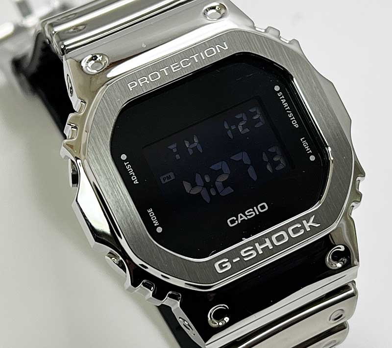 【華やかメタルに見えるラバーベルト】国内正規品 新品 Gショック G-SHOCK カシオ メンズウオッチ FINE METALLIC SERIES ファインメタルシリーズ　 メンズ シルバー gショック GM-5600YM-8JF 腕時計 感謝の気持ち g-shock男女兼用