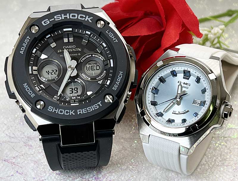 ・常時在庫しておりますG-SHOCK&amp;Baby-G ・発送は365日毎日しております ・2000セット以上の品揃えは当店だけ ・専用のカシオペアケース ・シーンにあったラッピンクとメッセージカードも用意してます ・ご自身の希望モデルを組み合わせも可能です 当店は男女別々のデザインでも柔軟にペアを組んでます もしここにはない男女別々のペアがご希望の場合はお問い合わせください 柔軟にペアを組ませていただきます 店長　村田秀幸 ブランドG-SHOCK(ジーショック) GST-W300-1AJF ケースの形状ラウンドフェイス 風防素材ミネラルガラス 表示タイプアナデジ表示 留め金バックル(尾錠) ケース素材合成樹脂 ケース直径・幅49.3 ミリ ケース厚15.3 ミリ バンド素材・タイプウレタン・ラバー系 ベルトタイプ バンド長約14.5~21.5cm バンドカラーブラック 文字盤カラーブラック ベゼル素材ステンレススチール カレンダー機能フルオートカレンダー、日付、曜日表示 その他 機能ソーラー電波時計 , ワールドタイム, アラーム , LEDライト , 夜光インデックス 本体重量84 g ムーブメントクオーツ メーカー保証1年間保証 ブランドBaby-G(ベビージー)電波ソーラーです G-MS ジーミス 電波ソーラー MSG-W300-7AJF ケースサイズ（縦×横×厚さ）38 × 34.4 × 10.8 mm 質量34 g ケース・ベゼル材質ステンレススチール バンド樹脂バンド 構造耐衝撃構造（ショックレジスト） 防水性10気圧防水 時刻修正電波時計 日本・中国地域対応 使用電源・電池寿命 タフソーラー（ソーラー充電システム） メーカー保証 一年間保証 セット内容:本体、ボックス、取扱説明書、保証書は取扱説明書に付属 G-SHOCK&amp;BABY-Gペアウォッチは いつでもあなたの幸せを演出いたします 祝事 合格祝い 進学内祝い 成人式 御成人御祝 卒業記念品 卒業祝い 御卒業御祝 入学祝い 入学内祝い 中学校 高校 大学 就職祝い 社会人 御祝い 内祝い 引き出物 金婚式 銀婚式 御結婚お祝い ご結婚御祝い 御結婚御祝 結婚祝い 結婚内祝い 結婚式 誕生日 バースデー バースディ バースディー 昇進祝い 昇格祝い 就任 ウエディングギフト 結納 結納返し 結婚記念日 プチギフト プロポーズ 告白 バレンタインデー バレンタインデイ ホワイトデー ホワイトデイ ギフト プレゼント ハロウィーン サプライズイベント 親孝行 お返し 御礼 お礼 謝礼 御返し お返し お祝い返し 季節のご挨拶 御正月 お正月 御年賀 お年賀 御年始 母の日 父の日 御中元 お中元 敬老の日 クリスマス クリスマスプレゼント お歳暮 御歳暮 春夏秋冬 長寿のお祝い 還暦（かんれき） 還暦御祝い 還暦祝 祝還暦 華甲（かこう） 古希 法人向け 異動 転勤 定年退職 退職 転職 お餞別 贈答品 心ばかり 寸志 新歓 歓迎 送迎 新年会 忘年会 二次会 記念品 景品 転職祝い 送別会 ここが喜ばれてます ペアウォッチ ラッピング 手書きメッセージ 中の写真 上品 上質 高級 おしゃれ 可愛い かわいい 人気 おすすめこんな想いで… ありがとう ごめんね おめでとう 今までお世話になりました 祝福 これから よろしくお願いします 遅れてごめんねサプライズ 愛してる 君に夢中 気になっています こんな方に 夫 妻 恋人 両親 カップル 彼女 彼氏 お父さん お母さん 兄弟 姉妹 子供 おばあちゃん おじいちゃん 先生 職場 先輩 後輩 同僚 親友G-SHOCKとBaby-Gのペアウオッチです カシオのペアだから「カシオペア」 カシオペアを贈って幸せになりましょう 当店は1000セット以上G-SHOCKペアをご用意してます こちらです ↓
