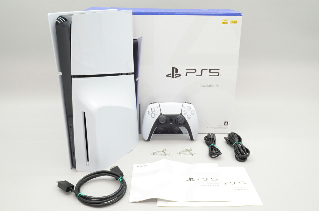 ■ 外観ランク：A (すり傷・塗装剥げ・変色がほとんどなく、きれいな中古品） ※中古商品につき、微細なキズ・汚れがございます。ご了承の上、お買い求め下さい。 ■返品・返金保証期間 1ヶ月 ■商品のご案内 商品名：PlayStation 5 (SSD 1TB) メーカー：SIE 型番：CFI-2000A01 JAN/ISBN：4948872415934 ■付属品 DualSense ワイヤレスコントローラー 横置き用フット(ロング)×2 電源コード HDMIケーブル USBケーブル 取扱説明書×2 ディスクドライブ(PS5に装着済み) 化粧箱 ■特記事項 付属品上記記載分のみ。 ※ディスクドライブとPS5のペアリングにはインターネット接続が必要です。 その他仕様の詳細はメーカーHPにてご確認下さい。 本体キズあり 付属品キズあり ■社内処理欄 2098961657713 RGNH4-CFI2000A01[29.10.26]【中古】PlayStation 5 (SSD 1TB) CFI-2000A01 ※商品写真はクリックで拡大出来ます ※化粧箱(元箱)は記載や商品写真に無い場合、付属いたしません。