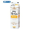 軽い口あたりとシャープな口溶けで生クリームの良さを引き出す低脂肪タイプのコンパウンドクリームです 送料無料 名　称 デーリィフレッシュ　ライト 内容量 1000ml×1本 原材料名 生乳、植物油脂、乳製品、乳清たんぱく、乳化剤（大豆を含む）、メタリン酸Na、安定剤（増粘多糖類）、香料 成分組成 乳脂肪分：5.0% 主要栄養成分 100g当たりエネルギー370kcal、たんぱく質2.6g、脂質38.5g、炭水化物3.2g、ナトリウム58mg 製造者 南日本酪農協同 製造所所在地 宮崎県都城市姫城町32街区3号 南日本酪農共同(株) 賞味期限 当店出荷時13日〜10日(未開封) 配送方法 保存方法 10℃以下で保存してください。 備考 ※こちらの商品は「要冷蔵」の商品です。 お届け後は冷蔵庫で保管してください。 ※紙パック商品の為、運送時に角などが多少潰れる 可能性がありますが、交換保障は対応しかねます。 北海道・沖縄・離島は別途料金を頂いております ※普通便とクール冷蔵便商品との同梱がある場合は別途追加送料をいただきます。軽い口あたりとシャープな口溶けで生クリームの良さを引き出す低脂肪タイプのコンパウンドクリームです。 口溶けの良さを追求した低脂肪タイプのコンパウンドクリームです。生クリームとの相性が良く、ブレンド使用により造花性の良いソフトな食感のホイップクリームとなります。