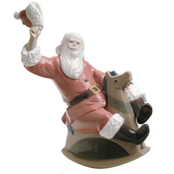 リヤドロ社（Lladro）のNAOの磁器人形は、記念品や内祝い、お返しなどのプレゼントやギフトに最適です。ひとつづつ手作りで高品質ながら、リーズナブル。 インテリアとしても人気の高いNAOの磁器人形の中から、あなたのお気に入りを見つけてください。 【サンタと遊ぼう】 クリスマスといえばこの人、サンタのお人形。 乗っているのはトナカイではなくて、木馬。 何となく感じられる違和感は、無邪気にはしゃぐサンタさんの表情で、愛嬌にすら感じられます。 クリスマスのインテリアにおススメです。 ※「ナオ」のお人形は、実店舗でも販売しているため在庫状況によってはメーカーから取り寄せる場合があります。その際、お届けまでに1週間から10日かかることがありますので、予めご了承ください。 サイズ：幅21×高さ23cm 素　材：ポーセリン（磁器） ●ギフト包装・のしを無料で承ります。 ご用命の場合はご注文フォームでお選びください。のしのお名前は備考欄にご記入ください。 「外のし」をご希望の場合は、備考欄にご記入ください。 特にご指定のない場合、「内のし」となります。 ●パソコンのモニターなどによって、商品の色が多少異なる場合がございます。 また、天然の草花や木材などを使用しているものは、使用する部位によって柄ゆきや色合いなどが変わってきます。 予めご了承ください。 ●【リヤドロ・ナオの作品について】 作品を振ると、カラカラと音のするものがありますが、これは破損ではなく、焼成する際に作品の低部に開ける空気穴に、穴のかけらが入ったことで起こる音です。 破損ではありませんので、ご安心ください。 ●リヤドロ ナオの商品はメーカー取寄せ品となり、お届けまでに約1週間〜10日ほどお時間をいただいております。予めご了承くださいませ。 また国内に在庫のない場合はスペインより取り寄せとなります。 その際は改めて、在庫状況、入荷時期等をご連絡させていただきます。 ※海外発送は、注文後、別途送料をメールでお伝えさせていただきます。 ※ケース飾りなどの割れ物は配送中に破損の可能性があるため、お断りさせていただいております。ご了承くださいませ。NAO（ナオ）は、1968年の登場以来、高品質ながらリーズナブル、 キュートで親しみやすい作品を作り続けています。 作品は、すべてバレンシアの工房で、専門のアーティストによって ひとつひとつ手作りで心を込めて仕上げられた磁気アートです。 【サンタと遊ぼう】 クリスマスといえばこの人、サンタのお人形。 乗っているのはトナカイではなくて、木馬。 何となく感じられる違和感は、無邪気にはしゃぐサンタさんの表情で、 愛嬌にすら感じられます。クリスマスのインテリアにおススメです。