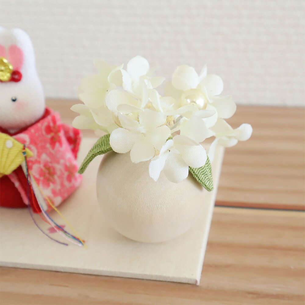 人形のこどもや本店の雛人形 平飾り リュウコドウ ちりめん細工 白いお花とこうさぎのおひなさま うさぎ 室内 マンション 桃の節句 アパート コンパクト おしゃれ 初節句 1-901｜アングル3