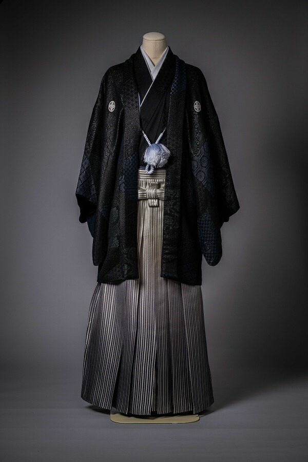 08【レンタル】羽織(柄黒)・袴(シルバーぼかし縞)フルセット【送料無料】和装 神社 ブライダル 着物 結婚式 前撮り 後撮り 卒業式 成人式