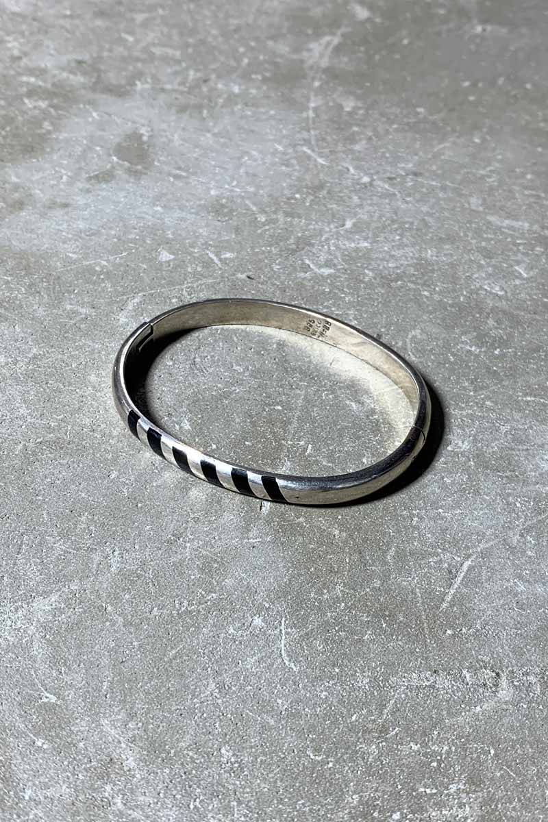 【中古】 VINTAGE SILVER JEWELRY (ヴィンテージ シルバー ジュエリー) 925 SILVER BANGLE W/ONYX シルバー 925 バングル オニキス [SIZE: ONE SIZE USED]