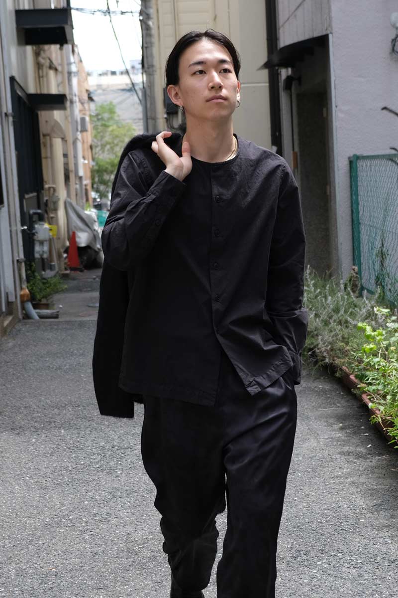 楽天JULIUS NYC【メンズ新品】CASEY CASEY（ケイシーケイシー）DOUBLE DYED VERGER SHIRT-VOILE ノーカラーシャツ ONYX [NEW]