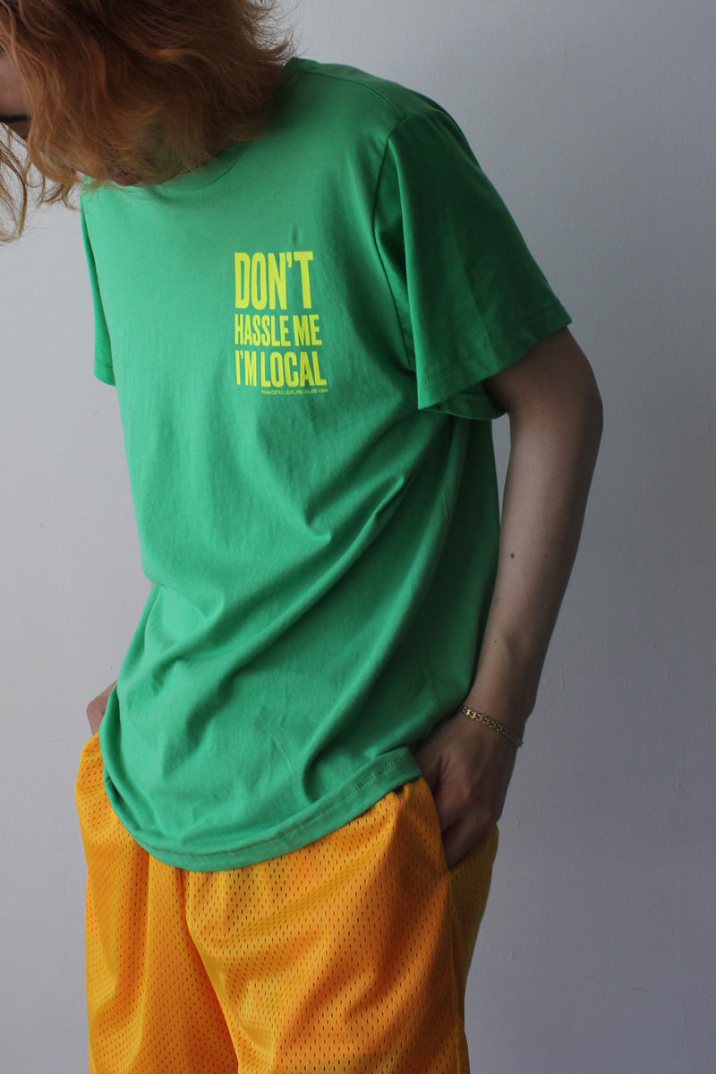 PASADENA LEISURE CLUB（パサデナ レジャー クラブ）LOCAL TEE / ロゴグラフィックTシャツ　KELLY GREEN ［NEW]