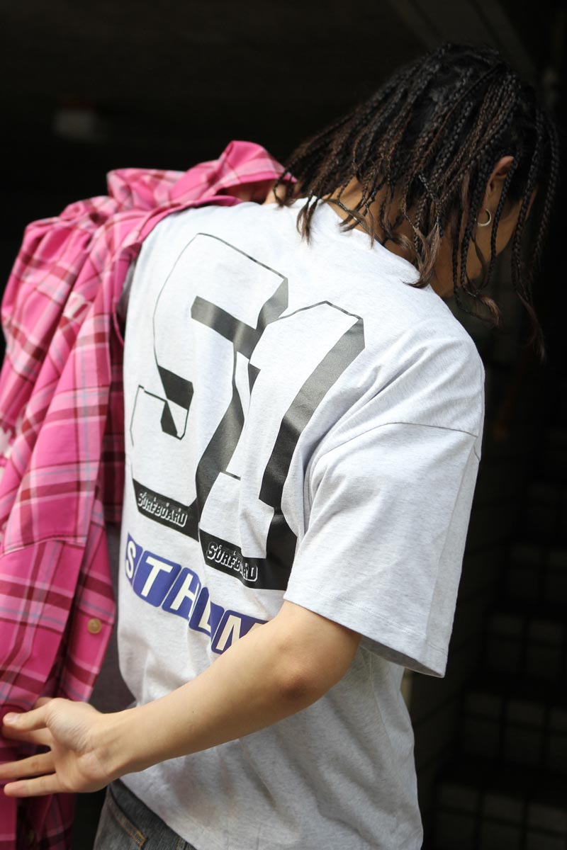 Rakuten - 【SALE】【メンズ新品】STOCKHOLM SURFBOARD CLUB (ストックホルムサーフボードクラブ) BOX TEE SPONSOR ロゴププリントTシャツ GREY MELANGE [NEW]