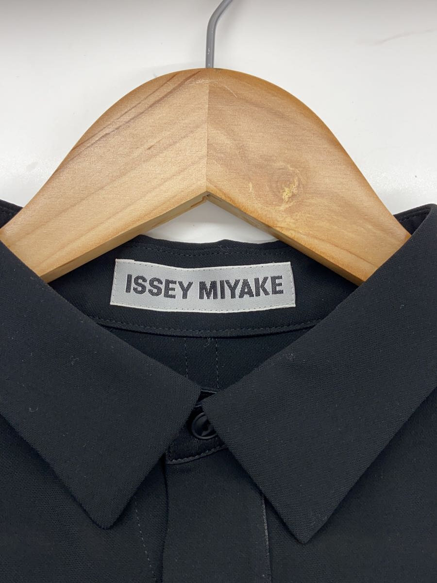 ワンピース ドレス レディース 三亚のビーチで撮影された女性が海辺で休暇を楽しんでいる姿。緑色の砂浜のドレスで、セクシーなバックレスのワンピースドレスで夏のロングドレス。