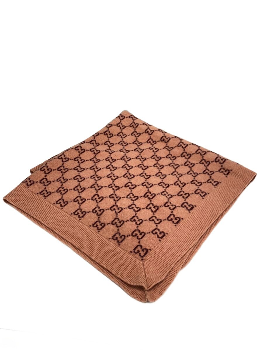 【ブランド】GUCCI 【ブランドカナ】グッチ 【型番】 【程度】B 【サイズ】 【メインカラー】ピンク 【素材・生地】ウール 【キーワード】　　　/ 2026/03/31 セカンドストリート豊中向丘店【2840】【中古】GUCCI◆ストール/ウール/PNK ブランド GUCCI 型番 カラー ピンク 柄 総柄 素材・生地 ウール>色・素材について サイズ >サイズ表示について 実寸（cm） 【マフラー】 幅：77 / 全長：80 【その他】 その他サイズ：/ 商品は　セカンドストリート豊中向丘店の店頭にて販売しております。商品に関するお問合わせは、お電話(TEL:06-4865-3325)にて、問合わせ番号：2241302018142をお伝えください。 配送方法やお支払い方法に関するお問い合わせは、サポートセンターまでご連絡をお願いします。 ※お電話の対応は営業時間内のみとなります。お問い合わせフォームでお問い合わせの際はご注文番号をご記入下さい この商品に関する出品店舗からのコメント ※商品には写真では確認しづらいダメージや汚れのある場合がございます。店頭でも同時販売している為、掲載時と状態が異なる場合がございます。予めご了承下さい。商品の詳しい状態やご不明な点等ございましたら、販売店舗までお問い合わせ下さい。