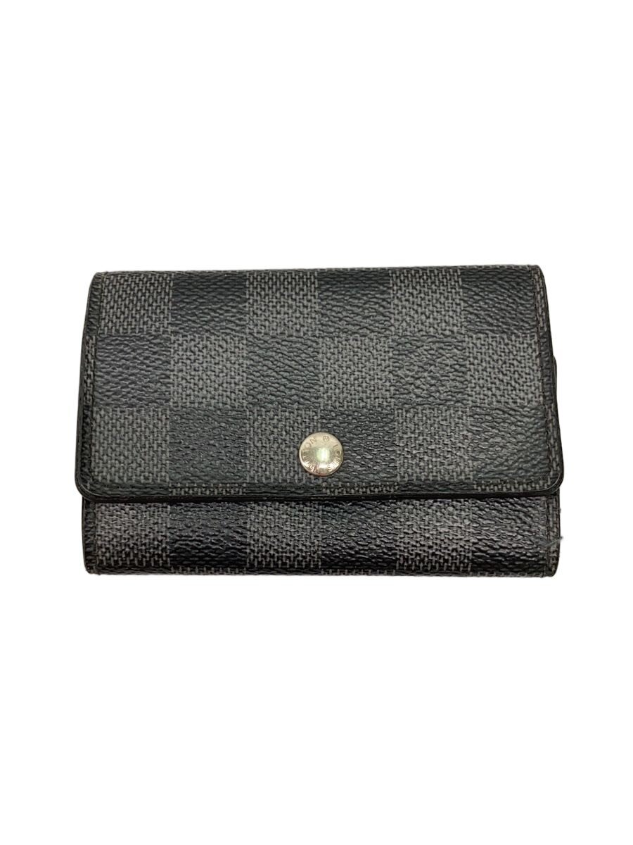 【ブランド】LOUIS VUITTON 【ブランドカナ】ルイヴィトン 【型番】N62662 【程度】B 【サイズ】 【メインカラー】ブラック 【素材・生地】PVC（ビニール） 【キーワード】　　 2025/08/28 セカンドストリート行橋店【3431】【中古】LOUIS VUITTON◆ミュルティクレ6_ダミエ・グラフィット/PVC/BLK ブランド LOUIS VUITTON 型番 N62662 カラー ブラック 柄 素材・生地 PVC（ビニール）>色・素材について サイズ >サイズ表示について 実寸（cm） 【ウォレット】 縦：6.5 / 横：10.5 / 厚み：1.5 【その他】 その他サイズ：/ 商品は　セカンドストリート行橋店の店頭にて販売しております。商品に関するお問合わせは、お電話(TEL:0930-26-1331)にて、問合わせ番号：2334315522901をお伝えください。 配送方法やお支払い方法に関するお問い合わせは、サポートセンターまでご連絡をお願いします。 ※お電話の対応は営業時間内のみとなります。お問い合わせフォームでお問い合わせの際はご注文番号をご記入下さい