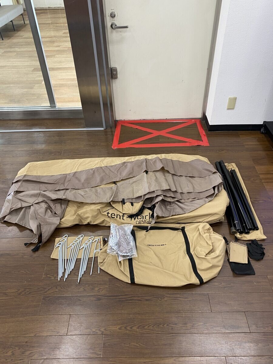 【ブランド】tent-Mark DESINGNS 【ブランドカナ】テンマクデザイン 【型番】 【程度】B 【カラー】 【キーワード】　　 2025/07/21 スーパーセカンドストリート柏沼南店 【2999】【中古】tent-Mark DESINGNS◆テント/ワンポール/CIRCUS TC DX MID＋【スポーツ】 ブランド tent-Mark DESINGNS 型番 カラー 実寸（cm） 【テント】 幅：485 / 奥行：462 / 高さ：310 / 収納サイズ：長さ：69 / 収納サイズ：高さ：25 / 収納サイズ：奥行：25 【その他】 その他サイズ：/ 商品は　スーパーセカンドストリート柏沼南店の店頭にて販売しております。商品に関するお問合わせは、お電話(TEL:04-7190-1070)にて、問合わせ番号：2329998932246をお伝えください。 配送方法やお支払い方法に関するお問い合わせは、サポートセンターまでご連絡をお願いします。 ※お電話の対応は営業時間内のみとなります。お問い合わせフォームでお問い合わせの際はご注文番号をご記入下さい この商品に関する出品店舗からのコメント ■付属品：ペグ×17/ロープ×2/設営用ガイドセット■状態：泥汚れなど多少の使用感はありますが、大きなダメージのない一般的な中古品です。
