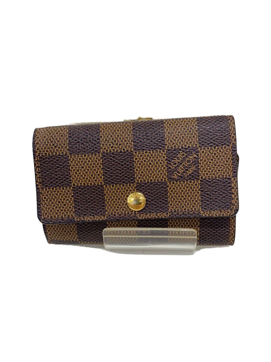 【ブランド】LOUIS VUITTON 【ブランドカナ】ルイヴィトン 【型番】N62630 【程度】B 【サイズ】 【メインカラー】ブラウン 【素材・生地】PVC（ビニール） 【キーワード】　　 2025/08/11 セカンドストリート川越254号店【2834】【中古】LOUIS VUITTON◆ミュルティクレ6_ダミエ・エベヌ/PVC/BRW ブランド LOUIS VUITTON 型番 N62630 カラー ブラウン 柄 素材・生地 PVC（ビニール）>色・素材について サイズ >サイズ表示について 実寸（cm） 【ウォレット】 縦：7 / 横：10 / 厚み：1 【その他】 その他サイズ：/ 商品は　セカンドストリート川越254号店の店頭にて販売しております。商品に関するお問合わせは、お電話(TEL:049-227-7770)にて、問合わせ番号：2328342744252をお伝えください。 配送方法やお支払い方法に関するお問い合わせは、サポートセンターまでご連絡をお願いします。 ※お電話の対応は営業時間内のみとなります。お問い合わせフォームでお問い合わせの際はご注文番号をご記入下さい この商品に関する出品店舗からのコメント 歪み、使用感がございます。