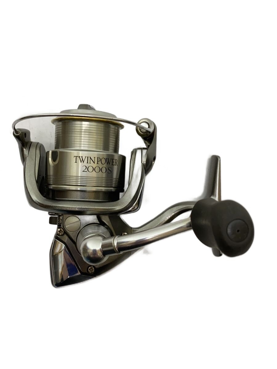 【ブランド】SHIMANO 【ブランドカナ】シマノ 【型番】 【程度】B 【カラー】 【キーワード】　　 2026/01/05 セカンドストリート鈴蘭台店 【2762】【中古】SHIMANO◆リール/スピニングリール/2000S【スポーツ】 ブランド SHIMANO 型番 カラー 実寸（cm） 【リール】 幅：6.5 / 高さ：5 / 奥行：5 【その他】 その他サイズ：/ 商品は　セカンドストリート鈴蘭台店の店頭にて販売しております。商品に関するお問合わせは、お電話(TEL:078-596-5307)にて、問合わせ番号：2327626444765をお伝えください。 配送方法やお支払い方法に関するお問い合わせは、サポートセンターまでご連絡をお願いします。 ※お電話の対応は営業時間内のみとなります。お問い合わせフォームでお問い合わせの際はご注文番号をご記入下さい この商品に関する出品店舗からのコメント 一般的な中古品になります。（写真にてご確認ください）※商品には写真では確認しづらいダメージやお汚れがある場合がございます。商品について気になる点がございましたら販売店舗までお問い合わせ下さいませ。