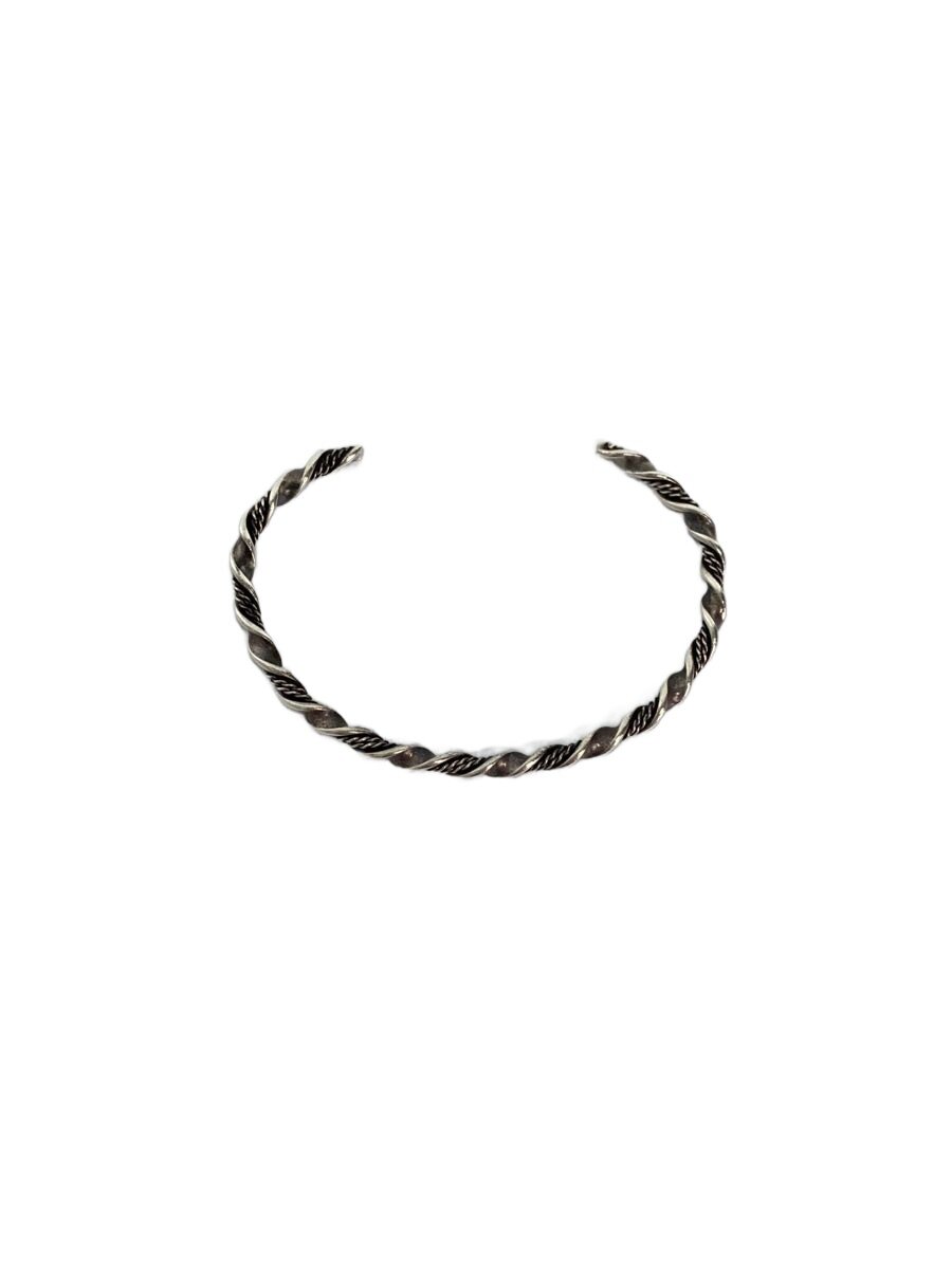 【ブランド】NAVAJO 【ブランドカナ】［インディアンジュエリー］ナバホ 【型番】 【程度】B 【サイズ】 【メインカラー】シルバー 【素材・生地】SV925 【キーワード】　　　? NULL ? 2026/07/30 セカンドストリート宇多津店【4419】【中古】NAVAJO◆ツイストバングル/SV925/SLV ブランド NAVAJO 型番 カラー シルバー 柄 素材・生地 SV925>色・素材について サイズ >サイズ表示について 実寸（cm） 【ブレスレット】 幅：0.4 / 手首周り：16 【その他】 その他サイズ：/ 商品は　セカンドストリート宇多津店の店頭にて販売しております。商品に関するお問合わせは、お電話(TEL:0877-59-9331)にて、問合わせ番号：2349230052747をお伝えください。 配送方法やお支払い方法に関するお問い合わせは、サポートセンターまでご連絡をお願いします。 ※お電話の対応は営業時間内のみとなります。お問い合わせフォームでお問い合わせの際はご注文番号をご記入下さい この商品に関する出品店舗からのコメント ツイストバングル多少の使用感がございますが、まだまだお使いいただけます。店頭でも併売している為、状態が変化する事がございます。あくまで中古品ですのでご理解の上、ご検討をお願い致します。状態についてなどご不明な点・ご質問はお気軽に当店までお問い合わせくださいませ。