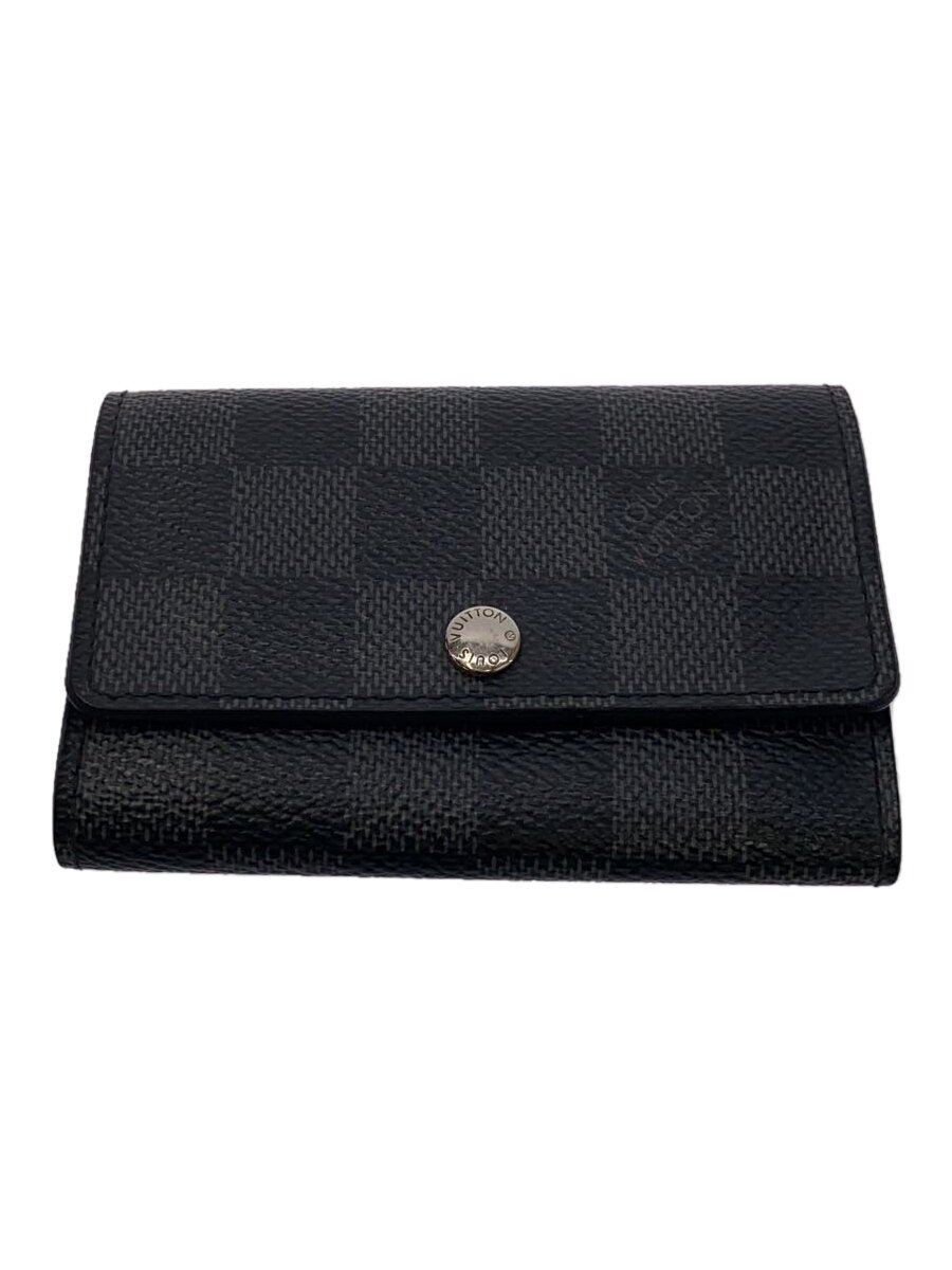 【ブランド】LOUIS VUITTON 【ブランドカナ】ルイヴィトン 【型番】N62662 【程度】B 【サイズ】 【メインカラー】ブラック 【素材・生地】PVC（ビニール） 【キーワード】　　 2025/04/05 セカンドストリート旭川花咲店【3864】【中古】LOUIS VUITTON◆ミュルティクレ6_ダミエ・グラフィット_BLK/PVC/BLK ブランド LOUIS VUITTON 型番 N62662 カラー ブラック 柄 総柄 素材・生地 PVC（ビニール）>色・素材について サイズ >サイズ表示について 実寸（cm） 【ウォレット】 縦：7 / 横：10 / 厚み：1 【その他】 その他サイズ：/ 商品は　セカンドストリート旭川花咲店の店頭にて販売しております。商品に関するお問合わせは、お電話(TEL:0166-50-0511)にて、問合わせ番号：2338644657570をお伝えください。 配送方法やお支払い方法に関するお問い合わせは、サポートセンターまでご連絡をお願いします。 ※お電話の対応は営業時間内のみとなります。お問い合わせフォームでお問い合わせの際はご注文番号をご記入下さい この商品に関する出品店舗からのコメント 若干の型崩れがございますが、その他特筆すべきダメージの見受けられないお品物です。また、店頭にて同時販売しているお品物ですので状態に変化が見られる場合がございます。