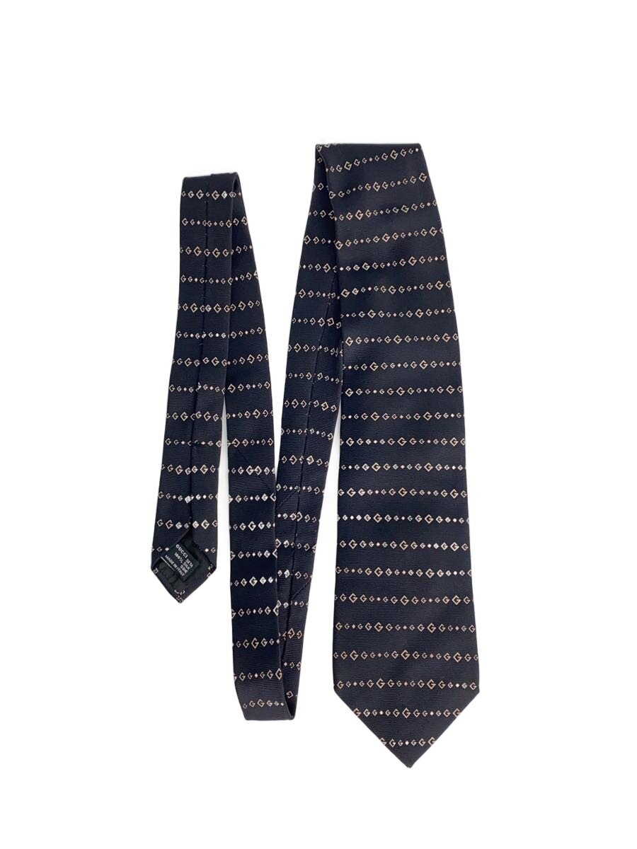 【ブランド】GUCCI 【ブランドカナ】グッチ 【型番】 【程度】B 【サイズ】 【メインカラー】ブラック 【素材・生地】シルク 【キーワード】　　 2025/12/25 セカンドストリート宮崎大塚店【3463】【中古】GUCCI◆ネクタイ/シルク/BLK ブランド GUCCI 型番 カラー ブラック 柄 総柄 素材・生地 シルク>色・素材について サイズ >サイズ表示について 実寸（cm） 【洗濯機】 W(幅)：9 / H(高さ)：0.5 / D(奥行)：150 【その他】 その他サイズ：/ 商品は　セカンドストリート宮崎大塚店の店頭にて販売しております。商品に関するお問合わせは、お電話(TEL:0985-62-3080)にて、問合わせ番号：2334634457618をお伝えください。 配送方法やお支払い方法に関するお問い合わせは、サポートセンターまでご連絡をお願いします。 ※お電話の対応は営業時間内のみとなります。お問い合わせフォームでお問い合わせの際はご注文番号をご記入下さい