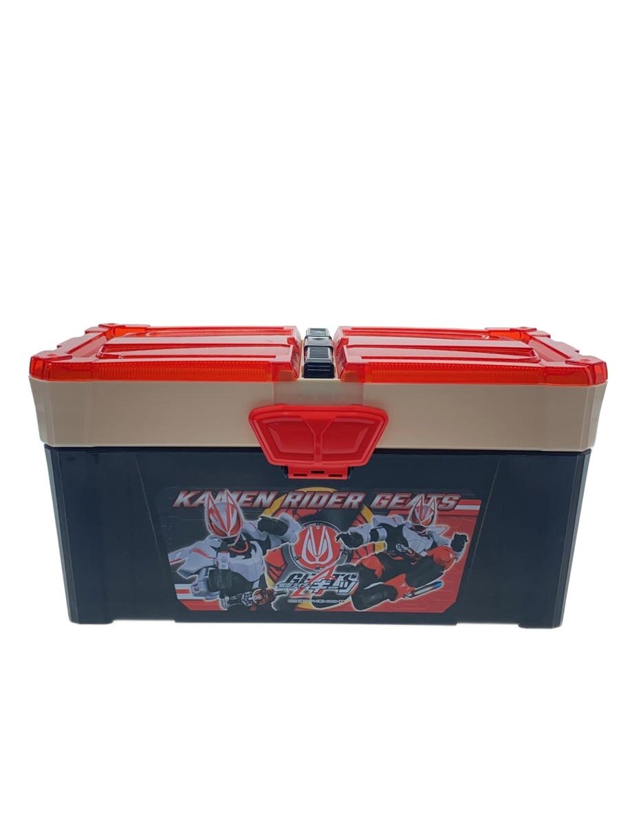 【ブランド】BANDAI 【ブランドカナ】バンダイ 【型番】 【程度】B 【サイズ】 【メインカラー】 【素材・生地】 【キーワード】　　 2026/09/08 専門店ユニット【4651】【中古】BANDAI◆仮面ライダーギーツ シマウンダーボックス【ホビー】 ブランド BANDAI 型番 カラー 柄 素材・生地 >色・素材について サイズ >サイズ表示について 実寸（cm） 【ホビーその他】 幅：37 / 高さ：18 / 奥行：18 【その他】 その他サイズ：/ 商品は　専門店ユニットの店頭にて販売しております。商品に関するお問合わせは、お電話(TEL:050-1741-2910)にて、問合わせ番号：2346510158694をお伝えください。 配送方法やお支払い方法に関するお問い合わせは、サポートセンターまでご連絡をお願いします。 ※お電話の対応は営業時間内のみとなります。お問い合わせフォームでお問い合わせの際はご注文番号をご記入下さい