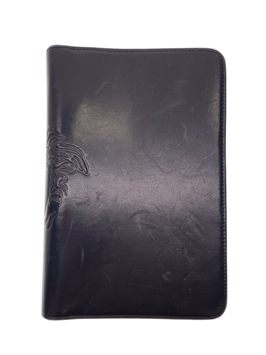 【ブランド】GIANNI VERSACE 【ブランドカナ】ジャンニヴェルサーチェ 【型番】 【程度】C 【サイズ】 【メインカラー】ブラック 【素材・生地】レザー 【キーワード】　　　/ 2026/08/01 セカンドストリートつるせ店【3441】【中古】GIANNI VERSACE◆手帳カバー/レザー/BLK ブランド GIANNI VERSACE 型番 カラー ブラック 柄 無地 素材・生地 レザー>色・素材について サイズ >サイズ表示について 実寸（cm） 【/】 幅：/ / 高さ：/ / 奥行：/ 【その他】 その他サイズ：縦: 21.5横:14.5 商品は　セカンドストリートつるせ店の店頭にて販売しております。商品に関するお問合わせは、お電話(TEL:049-275-7717)にて、問合わせ番号：2341176765194をお伝えください。 配送方法やお支払い方法に関するお問い合わせは、サポートセンターまでご連絡をお願いします。 ※お電話の対応は営業時間内のみとなります。お問い合わせフォームでお問い合わせの際はご注文番号をご記入下さい