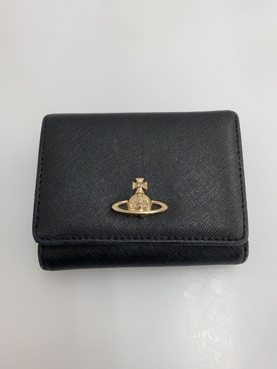 【ブランド】Vivienne Westwood 【ブランドカナ】ヴィヴィアンウエストウッド 【型番】 【程度】C 【サイズ】 【メインカラー】ブラック 【素材・生地】その他 【キーワード】　　　/ 2026/01/15 セカンドストリート熊本健軍店【2057】【中古】Vivienne Westwood◆3つ折り財布/BLK/レディース ブランド Vivienne Westwood 型番 カラー ブラック 柄 素材・生地 その他>色・素材について サイズ >サイズ表示について 実寸（cm） 【ウォレット】 縦：9.5 / 横：11 / 厚み：3.5 【その他】 その他サイズ：/ 商品は　セカンドストリート熊本健軍店の店頭にて販売しております。商品に関するお問合わせは、お電話(TEL:096-331-5771)にて、問合わせ番号：2320576969340をお伝えください。 配送方法やお支払い方法に関するお問い合わせは、サポートセンターまでご連絡をお願いします。 ※お電話の対応は営業時間内のみとなります。お問い合わせフォームでお問い合わせの際はご注文番号をご記入下さい この商品に関する出品店舗からのコメント 内側に使用感はございますが、まだまだご使用いただけます。