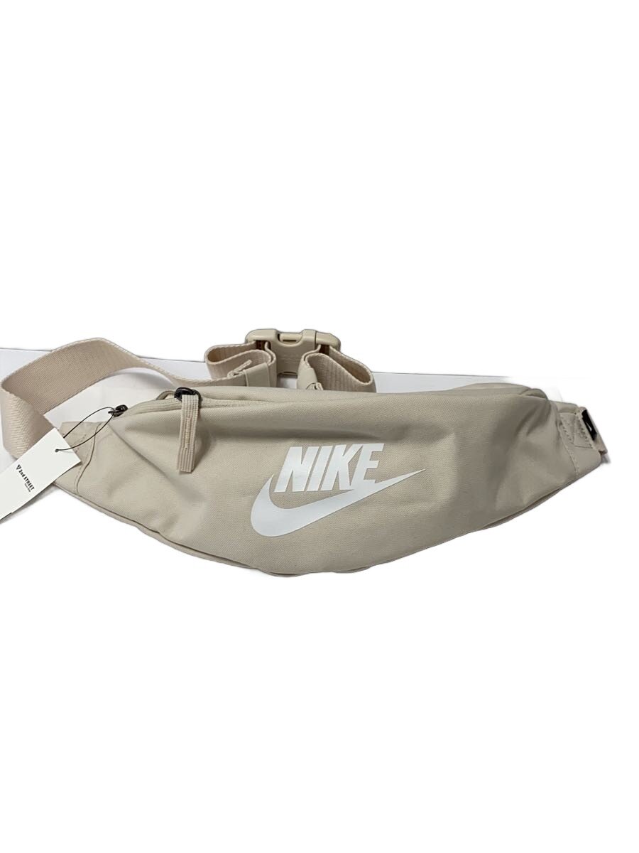 【ブランド】NIKE 【ブランドカナ】ナイキ 【型番】 【程度】B 【サイズ】 【メインカラー】ホワイト 【素材・生地】ポリエステル 【キーワード】　　 2026/02/02 セカンドストリートビエラ御影店【4276】【中古】NIKE◆HERITAGE WAIST PACK/ウエストバッグ/ポリエステル ブランド NIKE 型番 カラー ホワイト 柄 無地 素材・生地 ポリエステル>色・素材について サイズ >サイズ表示について 実寸（cm） 【ウエストバッグ】 マチ：/ / 高さ：7 / 幅：43 / 持ち手：/ 【その他】 その他サイズ：/ 商品は　セカンドストリートビエラ御影店の店頭にて販売しております。商品に関するお問合わせは、お電話(TEL:078-854-7891)にて、問合わせ番号：2342762573261をお伝えください。 配送方法やお支払い方法に関するお問い合わせは、サポートセンターまでご連絡をお願いします。 ※お電話の対応は営業時間内のみとなります。お問い合わせフォームでお問い合わせの際はご注文番号をご記入下さい この商品に関する出品店舗からのコメント HERITAGE WAIST PACK/一般的な中古品のお品物です。(写真にてご確認ください)※こちらの商品は店頭でも同時販売しておりますので、状態に多少の変化がみられる場合がございます。商品について気になる点がございましたら販売店舗までお問い合わせくださいませ。