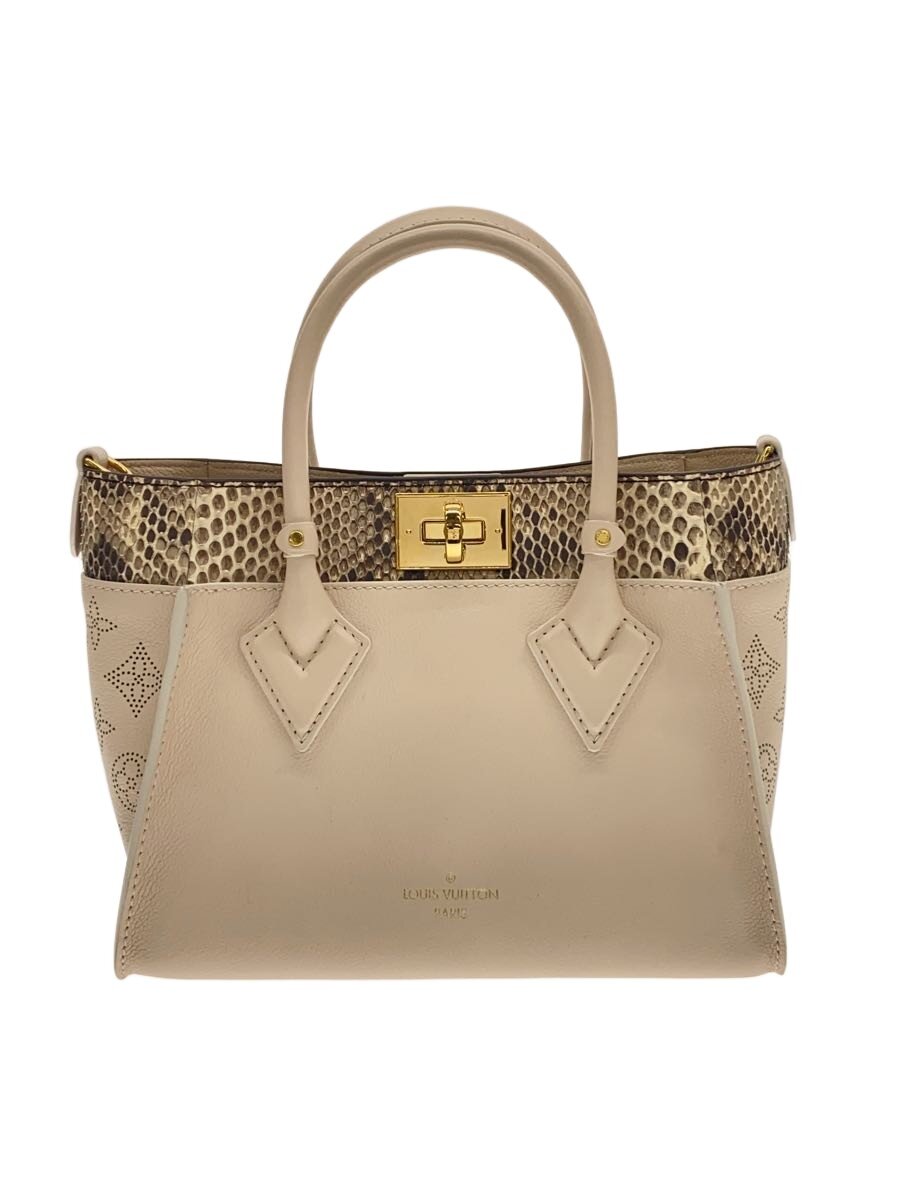 【ブランド】LOUIS VUITTON 【ブランドカナ】ルイヴィトン 【型番】 【程度】B 【サイズ】 【メインカラー】ホワイト 【素材・生地】レザー 【キーワード】　　 2026/01/19 セカンドストリート神戸三宮センター街店【3888】【中古】LOUIS VUITTON◆オンマイサイドPM/ハンドバッグ/レザー ブランド LOUIS VUITTON 型番 カラー ホワイト 柄 素材・生地 レザー>色・素材について サイズ >サイズ表示について 実寸（cm） 【バッグ】 マチ：12 / 高さ：19.5 / 幅：24-26 / 持ち手：36 【その他】 その他サイズ：/ 商品は　セカンドストリート神戸三宮センター街店の店頭にて販売しております。商品に関するお問合わせは、お電話(TEL:078-334-6390)にて、問合わせ番号：2338880581806をお伝えください。 配送方法やお支払い方法に関するお問い合わせは、サポートセンターまでご連絡をお願いします。 ※お電話の対応は営業時間内のみとなります。お問い合わせフォームでお問い合わせの際はご注文番号をご記入下さい この商品に関する出品店舗からのコメント 一部汚れがございますが、状態に関しましてはダメージ等の少ない一般的な中古品となっております。※こちらの商品は、店頭でも同時に販売していますので、状態に多少の変化が見られる場合がございます。ご了承下さい。何かご不明点などございましたらお気軽に店舗にお問い合わせ下さいませ。