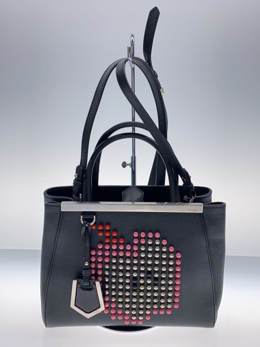 【ブランド】FENDI 【ブランドカナ】フェンディ 【型番】 【程度】B 【サイズ】 【メインカラー】ブラック 【素材・生地】レザー 【キーワード】　　　/ 2025/05/27 セカンドストリート春日井19号店【3630】【中古】FENDI◆プチトゥージュール/アップル/スタッズ ブランド FENDI 型番 カラー ブラック 柄 素材・生地 レザー>色・素材について サイズ >サイズ表示について 実寸（cm） 【バッグ】 マチ：12 / 高さ：20 / 幅：26 / 持ち手：/ 【その他】 その他サイズ：/ 商品は　セカンドストリート春日井19号店の店頭にて販売しております。商品に関するお問合わせは、お電話(TEL:0568-86-5725)にて、問合わせ番号：2300043385361をお伝えください。 配送方法やお支払い方法に関するお問い合わせは、サポートセンターまでご連絡をお願いします。 ※お電話の対応は営業時間内のみとなります。お問い合わせフォームでお問い合わせの際はご注文番号をご記入下さい この商品に関する出品店舗からのコメント 内部やや色褪せ、ハンドル付け根ややダメージり。