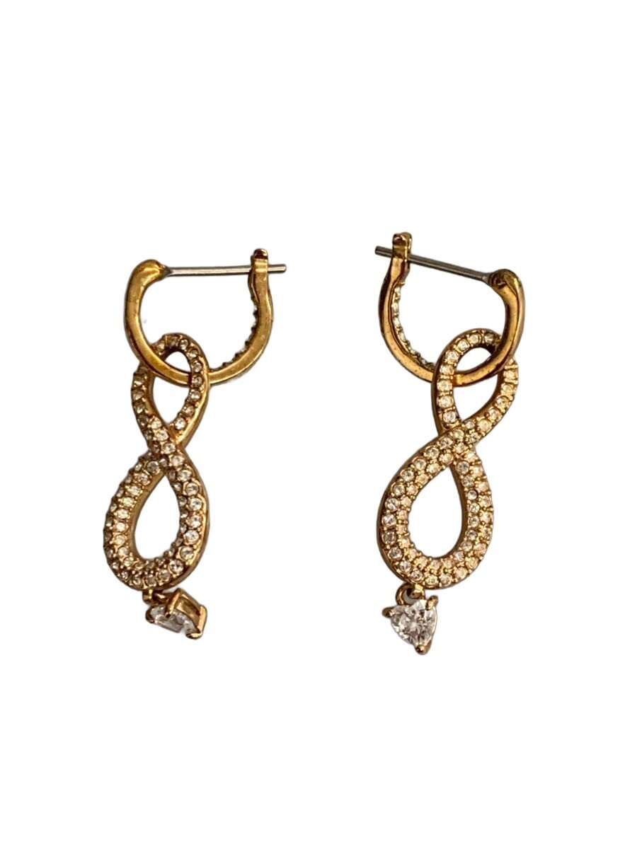【ブランド】Swarovski 【ブランドカナ】スワロフスキー 【型番】 【程度】B 【サイズ】 【メインカラー】ゴールド 【素材・生地】その他 【キーワード】　　　/ 2025/12/29 セカンドストリート加納店【2004】【中古】Swarovski◆ピアス/--/GLD ブランド Swarovski 型番 カラー ゴールド 柄 素材・生地 その他>色・素材について サイズ >サイズ表示について 実寸（cm） 【ピアス】 トップ縦：3.7 / トップ横：1 / ポスト：1 【その他】 その他サイズ：/ 商品は　セカンドストリート加納店の店頭にて販売しております。商品に関するお問合わせは、お電話(TEL:0985-84-1477)にて、問合わせ番号：2320044185395をお伝えください。 配送方法やお支払い方法に関するお問い合わせは、サポートセンターまでご連絡をお願いします。 ※お電話の対応は営業時間内のみとなります。お問い合わせフォームでお問い合わせの際はご注文番号をご記入下さい この商品に関する出品店舗からのコメント インフィニティピアス一般的な中古品です。こちらのお品物は店頭での販売も行っている為状態に変化がみられる場合がございます。商品の詳細につきましては販売店舗へご確認くださいませ。