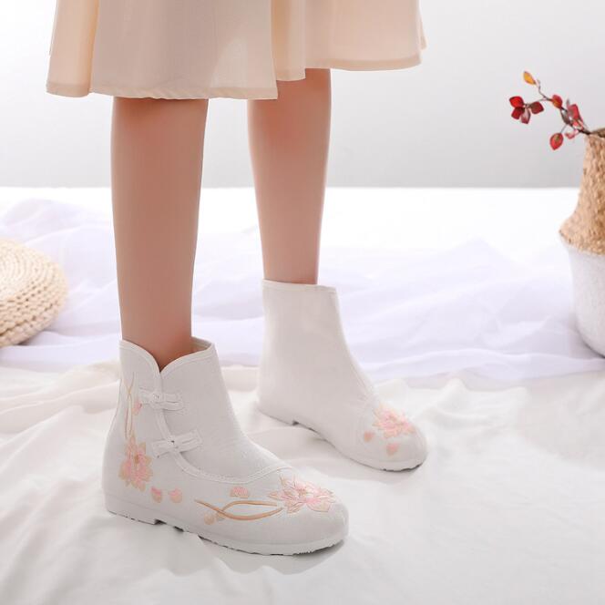 可愛いチャイナブーツ　レディースショート中国風シューズ　花刺繍漢服唐装用チャ...