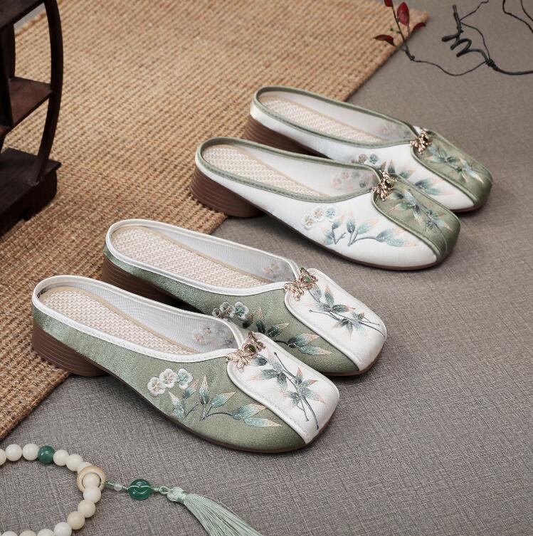 楽天純の洋服屋さんスリッパ チャイナ靴 パンプス 花刺繍 中華民族風シューズ レディース 可愛い チャイナシューズ エスニック 中華 中華シューズ コンフォート ローヒール ペタンコ 疲れない 布地 婦人靴 母の日 大人 中華服 チャイナ服 漢服コスプレ用靴 ダンスシューズ 2色