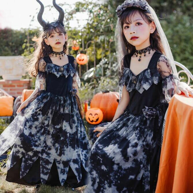 商品詳細 子供ハロウィンコスプレ　ゴスロリ　悪魔　巫女　コスチューム 内容 2点セット：ワンピース、花のベール ネックレス付き3点セット 角の髪飾り付き3点セット 全4点セット 選べる サイズ 110（M）：総丈約105　袖丈16　肩幅27　バスト64　ウエスト56 120（L）：総丈約110　袖丈17　肩幅28　バスト68　ウエスト60 130（XL）：総丈約115　袖丈18　肩幅29　バスト72　ウエスト64 140（2XL）：総丈約120　袖丈19　肩幅30　バスト76　ウエスト68 150（3XL）：総丈約125　袖丈20　肩幅31　バスト80　ウエスト72 モデル身長126、体重24KG、130サイズ。 素材 ポリエステル 注意事項 ※注文の時、色とサイズ、送付先等に間違いあるか、ご確認ください。 ※撮影の環境とお使いのモニターの設定状況により、実際のカラーの色味と異なる場合ございます。 ※ポケットありの衣装も縫い付られてある場合がございます。工場大量生産の物はミシン1本かけてある事もあります。 ※海外製品は日本製より裁縫や仕立てに甘さ（ほつれあること）がございます、在庫管理条件や運送状況によりシワが出ることもございます。ご理解頂き、お買上げください。 ※複数店舗を運営しております為、万一、商品の品切れの場合、 別途メールにてご報告させていただきます。どうかご容赦ください。 ※注文後24時間以上（休、祝日は除く）弊社からご注文お礼のメールが受信出来ていない場合、ドメインの設定をご確認ください。 ※他に不明点がございましたら、気軽くお問い合わせください。商品詳細 子供ハロウィンコスプレ　ゴスロリ　悪魔　巫女　コスチューム 内容 2点セット：ワンピース、花のベール ネックレス付き3点セット 角の髪飾り付き3点セット 全4点セット 選べる サイズ 110（M）：総丈約105　袖丈16　肩幅27　バスト64　ウエスト56 120（L）：総丈約110　袖丈17　肩幅28　バスト68　ウエスト60 130（XL）：総丈約115　袖丈18　肩幅29　バスト72　ウエスト64 140（2XL）：総丈約120　袖丈19　肩幅30　バスト76　ウエスト68 150（3XL）：総丈約125　袖丈20　肩幅31　バスト80　ウエスト72 モデル身長126、体重24KG、130サイズ。 素材 ポリエステル 注意事項 ※注文の時、色とサイズ、送付先等に間違いあるか、ご確認ください。 ※撮影の環境とお使いのモニターの設定状況により、実際のカラーの色味と異なる場合ございます。 ※ポケットありの衣装も縫い付られてある場合がございます。工場大量生産の物はミシン1本かけてある事もあります。 ※海外製品は日本製より裁縫や仕立てに甘さ（ほつれあること）がございます、在庫管理条件や運送状況によりシワが出ることもございます。ご理解頂き、お買上げください。 ※複数店舗を運営しております為、万一、商品の品切れの場合、 別途メールにてご報告させていただきます。どうかご容赦ください。 ※注文後24時間以上（休、祝日は除く）弊社からご注文お礼のメールが受信出来ていない場合、ドメインの設定をご確認ください。 ※他に不明点がございましたら、気軽くお問い合わせください。