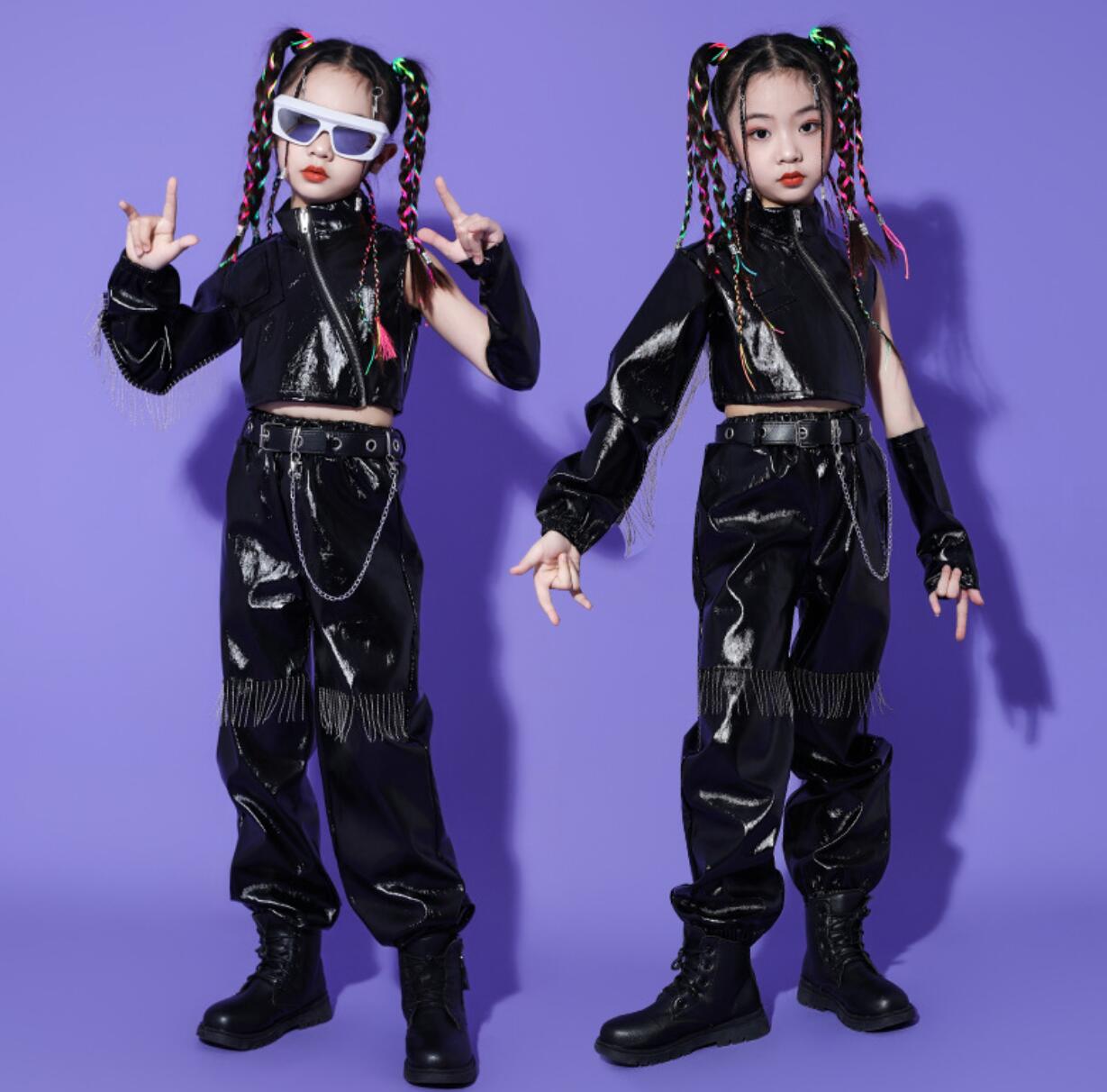 女の子 ヒップホップ ジャズ ダンス衣装 4点セット 5点セット フェイクレザー フリンジ付きの右長袖 左袖なし ジャケット 左袖カバー ロング丈 サルエルパンツ 膝にフリンジ おしゃれ ライダース風 HIPHOP 舞台演出服 光沢感有り モデル ショー 発表会 演出衣装 黒 110-180