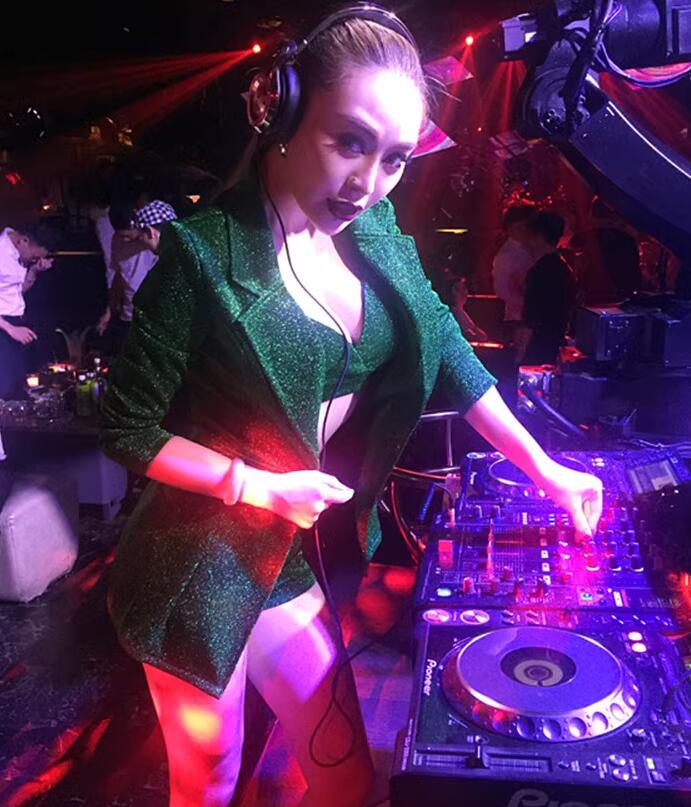 レディース ステージスーツ3点セット きらきら 1個釦 長袖 ミドル丈 テラード ジャケット ブラジャー ミニパンツ 舞台 ステージ衣装 おしゃれ ジャズ パンクロック ショートパンツスーツセット 結婚式 パーティー イベント カラオケ 演出服 歌手 ダンス衣装 青 緑 S M L XL