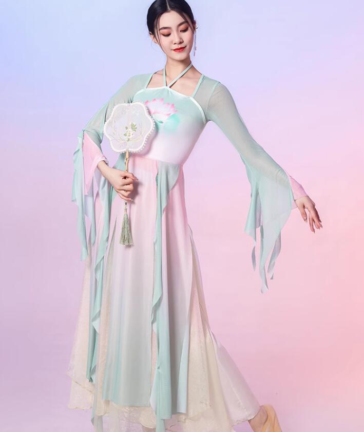 Rakuten - 中華古典舞踊 ダンス衣装 上下セット レディース 中華 漢唐 古典 ダンス 衣装 配色 緑ピンク系 蓮 ハス 連花 チャイナ民族ダンス ウエア 長袖 ロング ワンピース スリット ひらひら フリルリボン ラッパ袖 光沢感のガウチョパンツ ふんわり 飄逸 ダンス 演奏 衣装