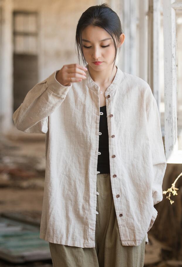 商品詳細 レディース　春夏リネンシャツ　綿麻ブラウス 内容 ブラウス サイズ（cm） フリー：着丈71-76　肩幅48　バスト118　袖丈55 素材 綿麻 注意事項 ※注文の時、色とサイズ、送付先等に間違いあるか、ご確認ください。 ※撮影の環境とお使いのモニターの設定状況により、実際のカラーの色味と異なる場合ございます。 ※ポケットありの衣装も縫い付られてある場合がございます。工場大量生産の物はミシン1本かけてある事もあります。 ※海外製品は日本製より裁縫や仕立てに甘さ（ほつれあること）がございます、在庫管理条件や運送状況によりシワが出ることもございます。ご理解頂き、お買上げください。 ※複数店舗を運営しております為、万一、商品の品切れの場合、 別途メールにてご報告させていただきます。どうかご容赦ください。 ※注文後24時間以上（休、祝日は除く）弊社からご注文お礼のメールが受信出来ていない場合、ドメインの設定をご確認ください。 ※他に不明点がございましたら、気軽くお問い合わせください。商品詳細 レディース　春夏リネンシャツ　綿麻ブラウス 内容 ブラウス サイズ（cm） フリー：着丈71-76　肩幅48　バスト118　袖丈55 素材 綿麻 注意事項 ※注文の時、色とサイズ、送付先等に間違いあるか、ご確認ください。 ※撮影の環境とお使いのモニターの設定状況により、実際のカラーの色味と異なる場合ございます。 ※ポケットありの衣装も縫い付られてある場合がございます。工場大量生産の物はミシン1本かけてある事もあります。 ※海外製品は日本製より裁縫や仕立てに甘さ（ほつれあること）がございます、在庫管理条件や運送状況によりシワが出ることもございます。ご理解頂き、お買上げください。 ※複数店舗を運営しております為、万一、商品の品切れの場合、 別途メールにてご報告させていただきます。どうかご容赦ください。 ※注文後24時間以上（休、祝日は除く）弊社からご注文お礼のメールが受信出来ていない場合、ドメインの設定をご確認ください。 ※他に不明点がございましたら、気軽くお問い合わせください。