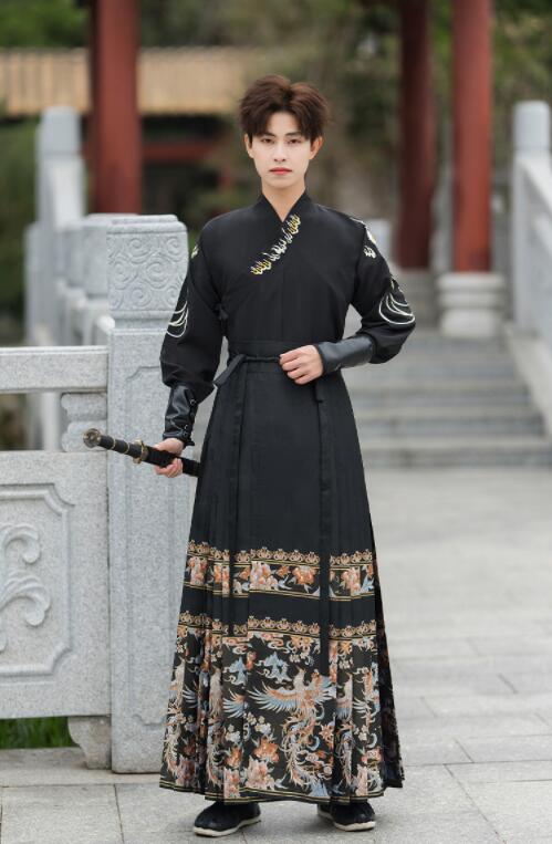 メンズ 中華コスプレ衣装 袖カバー付き 3点セット 黒 交差襟の漢服 中華服 チャイナ服 袖に大きいフェニックス 刺繍 ロング丈 プリーツ 巻きスカート 華やかな鳳凰プリント 中国古代時代劇 コスプレ衣装 中華 華流 ハロウィン 衣装 袴風 中華舞台衣装 ステージ衣装