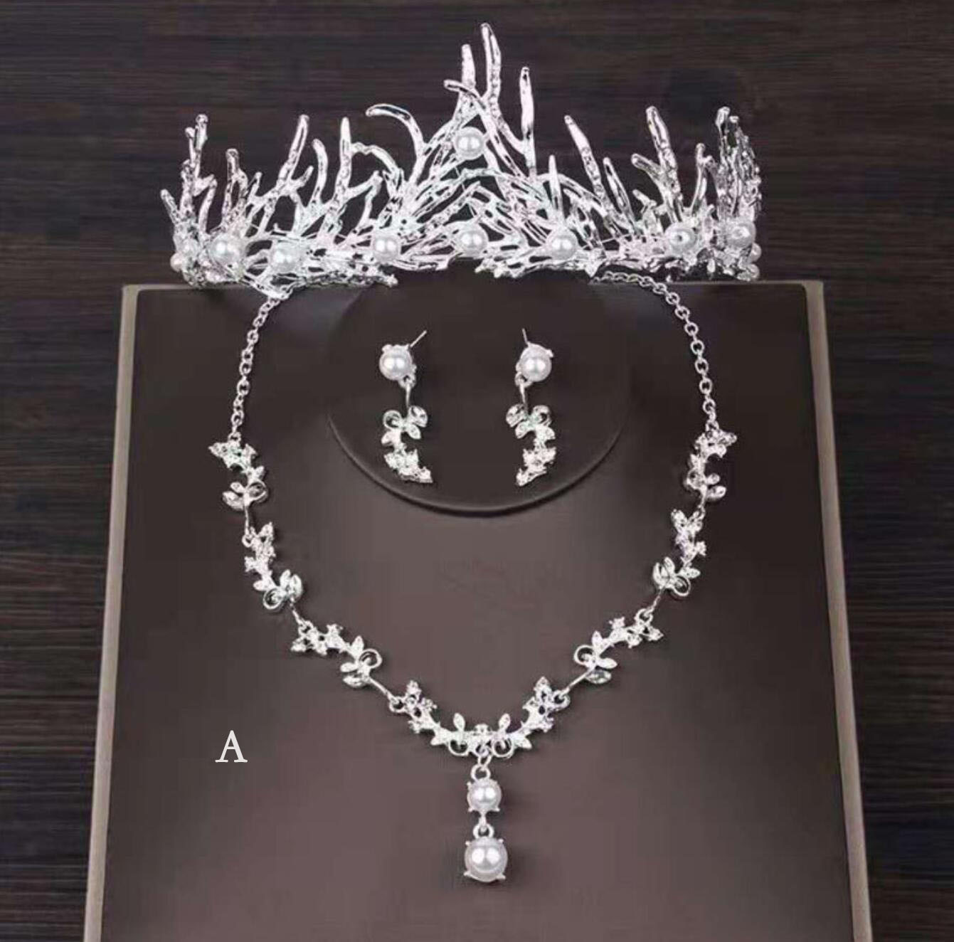 8タイプ選べる ウエディング ブライダル アクセサリー3点セット ネックレス+ピアス/イヤリング+ティアラ 結婚式 披露宴 花嫁用 キラキラストーン 小枝 王冠...