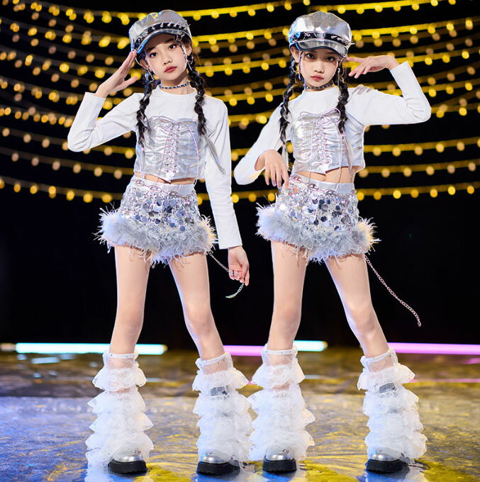 Rakuten - キッズ ダンス衣装 女の子 ヒップヒップ ジャズ ストリートダンス 衣装 セット服 長袖 レイヤード着風Tシャツ トップス ファー付き スパンコール ショートパンツ フェイクレザー キラキラ 可愛い おしゃれ 子供 ダンス衣装 発表会 ダンス会 舞台 ステージ 演出衣装 シルバー