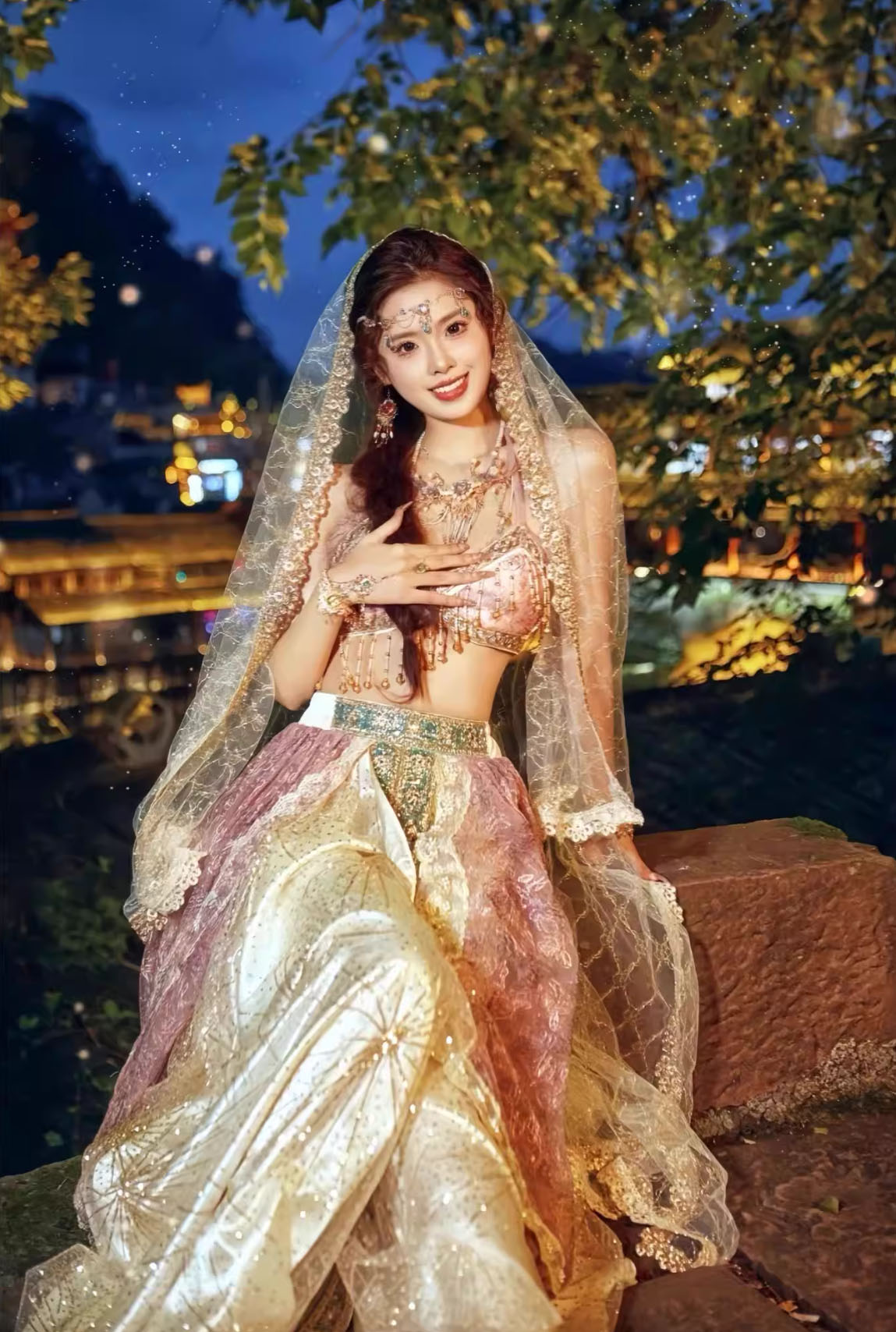 中華コスプレ衣装 人魚姫 全身コスチューム ロングベール付き 3点セット 中華エスニック 敦煌古典 西域民族風 ダンス コスプレ衣装 中華アラビアン衣装 飛天 天女 飄々 ダンス 衣装 スパンコール刺繍 キラキラ ストラップ付ブラトップ ひらひらスカーフ付きスカート ピンク
