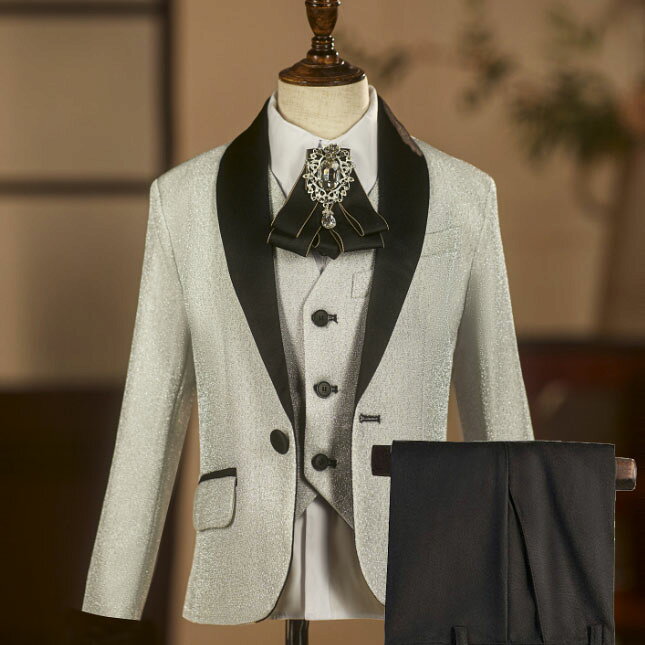 商品詳細 キッズスーツ　ステージ衣装 内容 ジャケット（蝶ネクタイ付） ジャケット＋ベストORベジャケット＋パンツ 3点セット：ジャケット＋ベスト＋ズボン 4点セット：ジャケット＋ベスト＋ズボン＋シャツ ベストとベスト含めの内容はhttps://item.rakuten.co.jp/junchan/a60283 サイズ（cm） 110：肩幅28　ジャケット着丈47　バスト66　袖丈42　ベスト着丈40　パンツ丈65　ウエスト52-58　ヒップ66　身長100-110　体重17-21KG以内 120：肩幅30　ジャケット着丈49　バスト70　袖丈44　ベスト着丈42　パンツ丈70　ウエスト56-62　ヒップ72　身長110-120　体重21-25KG以内 130：肩幅32　ジャケット着丈53　バスト74　袖丈46　ベスト着丈44　パンツ丈75　ウエスト60-66　ヒップ74　身長120-130　体重25-30KG以内 140：肩幅34　ジャケット着丈56　バスト78　袖丈47　ベスト着丈46　パンツ丈80　ウエスト64-70　ヒップ78　身長130-140　体重30-35KG以内 150：肩幅36　ジャケット着丈58　バスト82　袖丈50　ベスト着丈50　パンツ丈86　ウエスト68-74　ヒップ82　身長135-145　体重35-40KG以内 160：肩幅38　ジャケット着丈61　バスト86　袖丈51　ベスト着丈52　パンツ丈90　ウエスト72-78　ヒップ86　身長145-155　体重40-45KG以内 170：肩幅40　ジャケット着丈63　バスト90　袖丈52　ベスト着丈55　パンツ丈95　ウエスト76-82　ヒップ90　身長153-163　体重45-50KG以内 180：肩幅41　ジャケット着丈68　バスト96　袖丈54　ベスト着丈58　パンツ丈100　ウエスト80-88　ヒップ96　身長155-170　体重50-58KG以内 パンツのウエストはサイズ調整できます。 素材 ポリエステル 注意事項 ※注文の時、色とサイズ、送付先等に間違いあるか、ご確認ください。 ※撮影の環境とお使いのモニターの設定状況により、実際のカラーの色味と異なる場合ございます。 ※ポケットありの衣装も縫い付られてある場合がございます。工場大量生産の物はミシン1本かけてある事もあります。 ※海外製品は日本製より裁縫や仕立てに甘さ（ほつれあること）がございます、在庫管理条件や運送状況によりシワが出ることもございます。ご理解頂き、お買上げください。 ※複数店舗を運営しております為、万一、商品の品切れの場合、 別途メールにてご報告させていただきます。どうかご容赦ください。 ※注文後24時間以上（休、祝日は除く）弊社からご注文お礼のメールが受信出来ていない場合、ドメインの設定をご確認ください。 ※他に不明点がございましたら、気軽くお問い合わせください。商品詳細 キッズスーツ　ステージ衣装 内容 ジャケット（蝶ネクタイ付） ジャケット＋ベストORベジャケット＋パンツ 3点セット：ジャケット＋ベスト＋ズボン 4点セット：ジャケット＋ベスト＋ズボン＋シャツ ベストとベスト含めの内容はhttps://item.rakuten.co.jp/junchan/a60283 サイズ（cm） 110：肩幅28　ジャケット着丈47　バスト66　袖丈42　ベスト着丈40　パンツ丈65　ウエスト52-58　ヒップ66　身長100-110　体重17-21KG以内 120：肩幅30　ジャケット着丈49　バスト70　袖丈44　ベスト着丈42　パンツ丈70　ウエスト56-62　ヒップ72　身長110-120　体重21-25KG以内 130：肩幅32　ジャケット着丈53　バスト74　袖丈46　ベスト着丈44　パンツ丈75　ウエスト60-66　ヒップ74　身長120-130　体重25-30KG以内 140：肩幅34　ジャケット着丈56　バスト78　袖丈47　ベスト着丈46　パンツ丈80　ウエスト64-70　ヒップ78　身長130-140　体重30-35KG以内 150：肩幅36　ジャケット着丈58　バスト82　袖丈50　ベスト着丈50　パンツ丈86　ウエスト68-74　ヒップ82　身長135-145　体重35-40KG以内 160：肩幅38　ジャケット着丈61　バスト86　袖丈51　ベスト着丈52　パンツ丈90　ウエスト72-78　ヒップ86　身長145-155　体重40-45KG以内 170：肩幅40　ジャケット着丈63　バスト90　袖丈52　ベスト着丈55　パンツ丈95　ウエスト76-82　ヒップ90　身長153-163　体重45-50KG以内 180：肩幅41　ジャケット着丈68　バスト96　袖丈54　ベスト着丈58　パンツ丈100　ウエスト80-88　ヒップ96　身長155-170　体重50-58KG以内 パンツのウエストはサイズ調整できます。 素材 ポリエステル 注意事項 ※注文の時、色とサイズ、送付先等に間違いあるか、ご確認ください。 ※撮影の環境とお使いのモニターの設定状況により、実際のカラーの色味と異なる場合ございます。 ※ポケットありの衣装も縫い付られてある場合がございます。工場大量生産の物はミシン1本かけてある事もあります。 ※海外製品は日本製より裁縫や仕立てに甘さ（ほつれあること）がございます、在庫管理条件や運送状況によりシワが出ることもございます。ご理解頂き、お買上げください。 ※複数店舗を運営しております為、万一、商品の品切れの場合、 別途メールにてご報告させていただきます。どうかご容赦ください。 ※注文後24時間以上（休、祝日は除く）弊社からご注文お礼のメールが受信出来ていない場合、ドメインの設定をご確認ください。 ※他に不明点がございましたら、気軽くお問い合わせください。