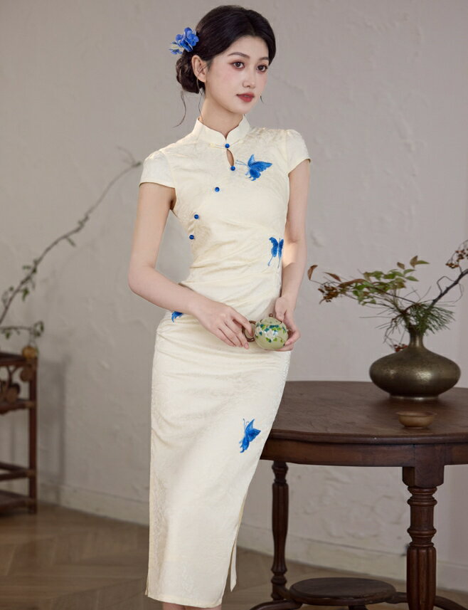 Rakuten - 春夏新作 半袖 チャイナドレス ロング丈 ミモレ丈 レディース 美シルエット チャイナ ドレス 青い蝶 刺繍 中華古典 パーティー ドレス ベージュ 黒 穴開け ドレープ クラシカル 中華ドレス 中華民族風 演奏 吹奏 ドレス 中華コスプレ ドレス S M L XL 2XL 3XL